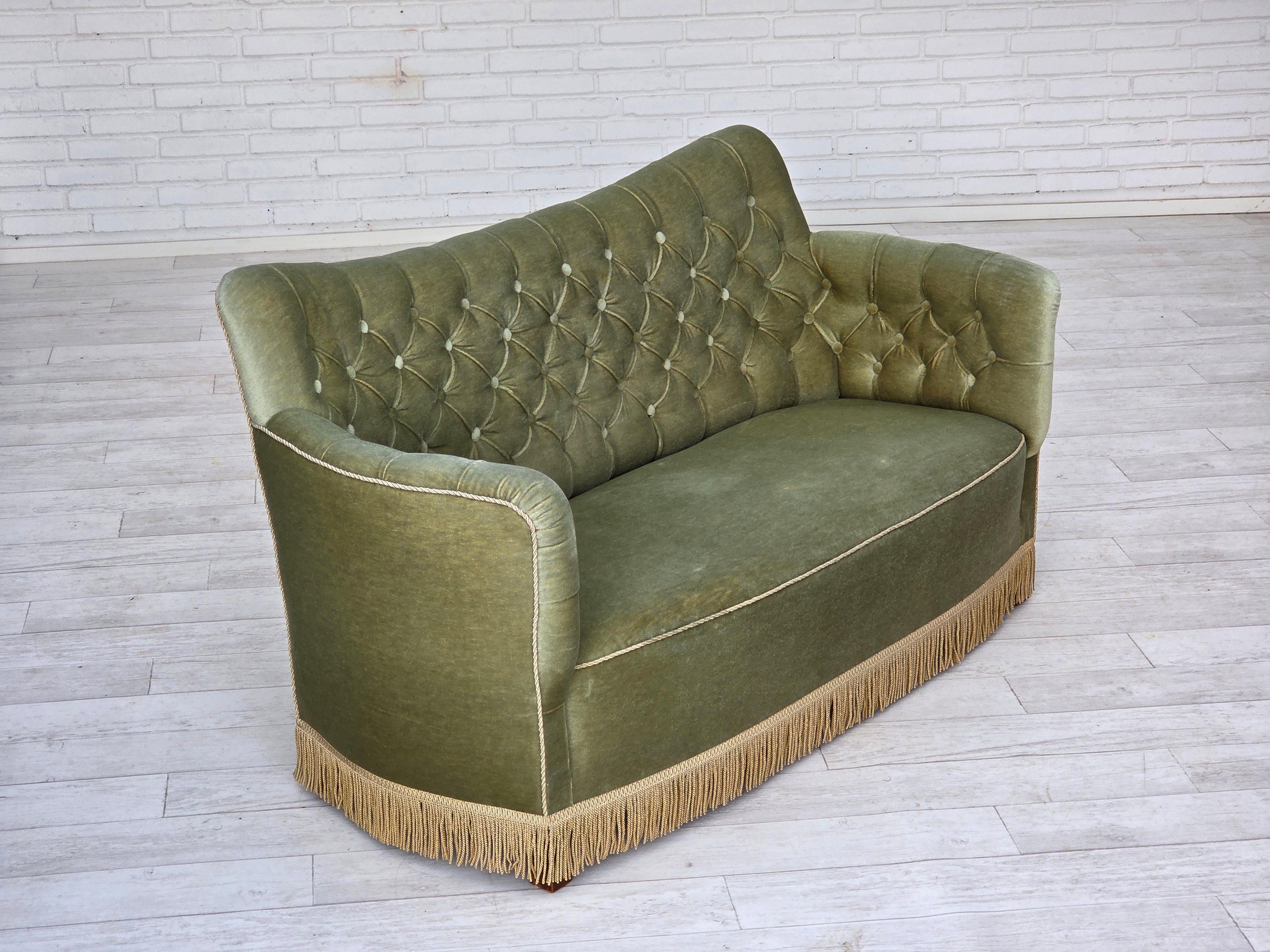 1960er Jahre, Dänisches 2-Sitzer-Sofa, hellgrüner Möbelvelours, Eschenholz. (Mitte des 20. Jahrhunderts) im Angebot