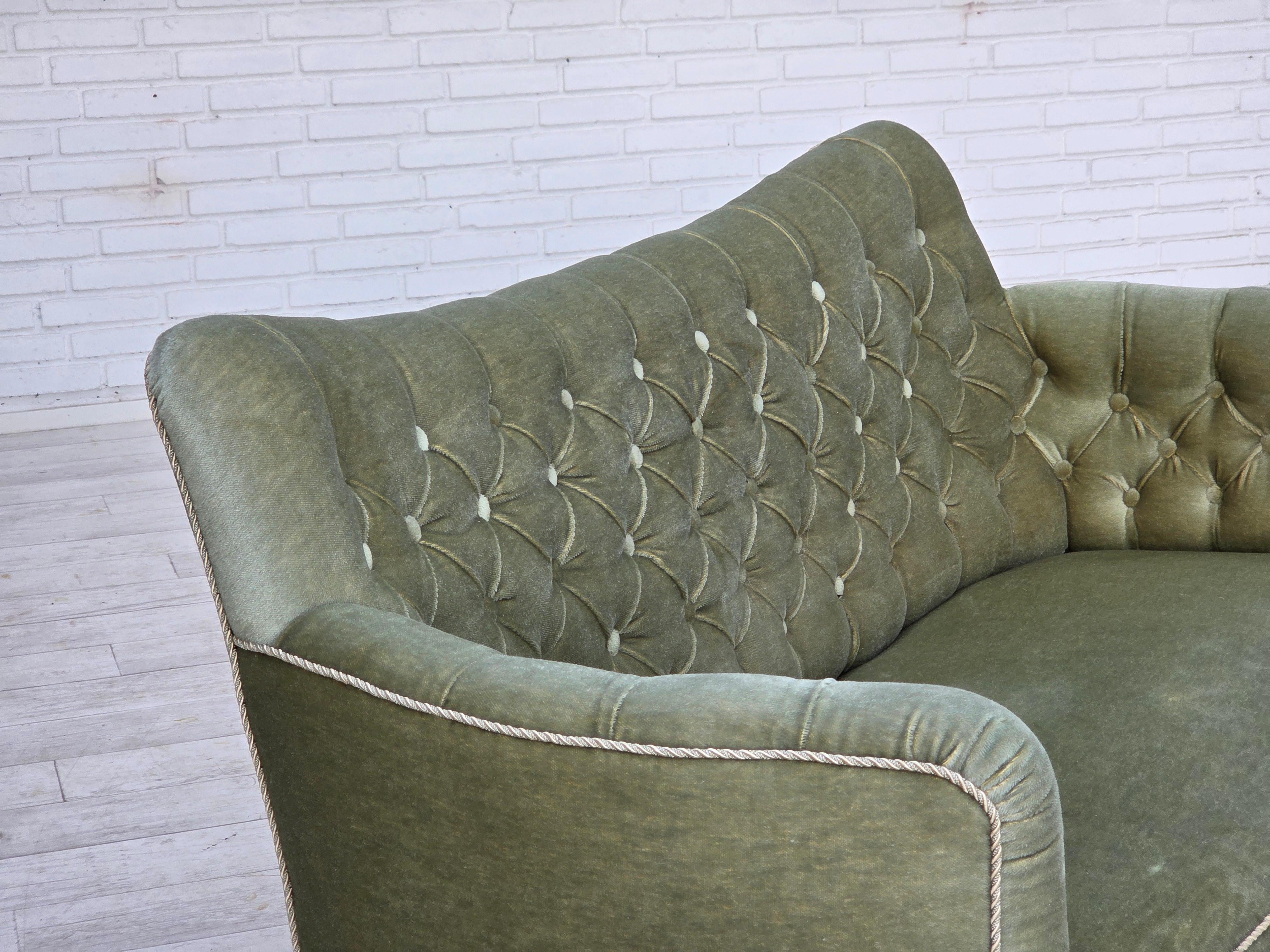 1960er Jahre, Dänisches 2-Sitzer-Sofa, hellgrüner Möbelvelours, Eschenholz. (Samt) im Angebot