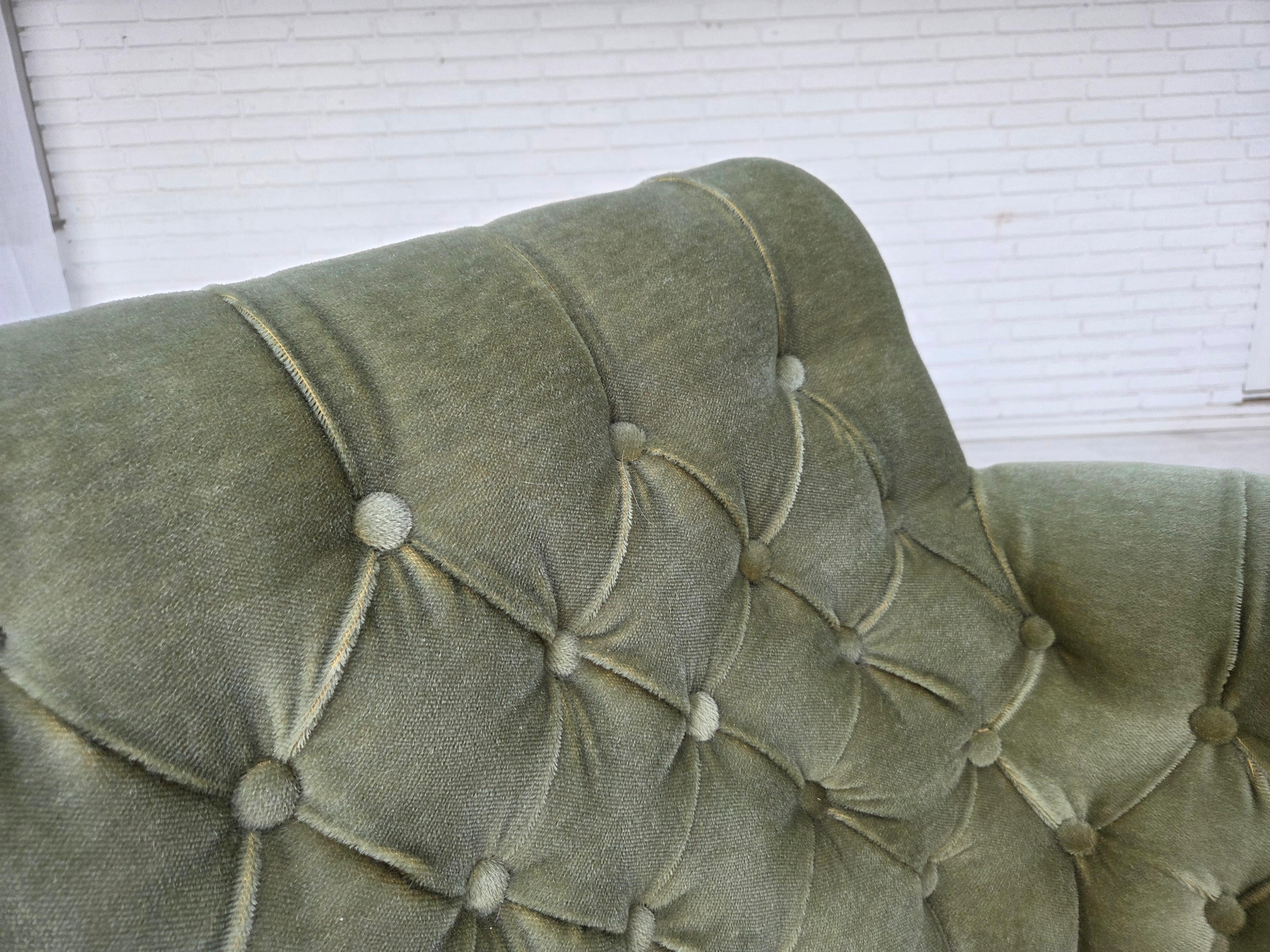 1960er Jahre, Dänisches 2-Sitzer-Sofa, hellgrüner Möbelvelours, Eschenholz. im Angebot 1