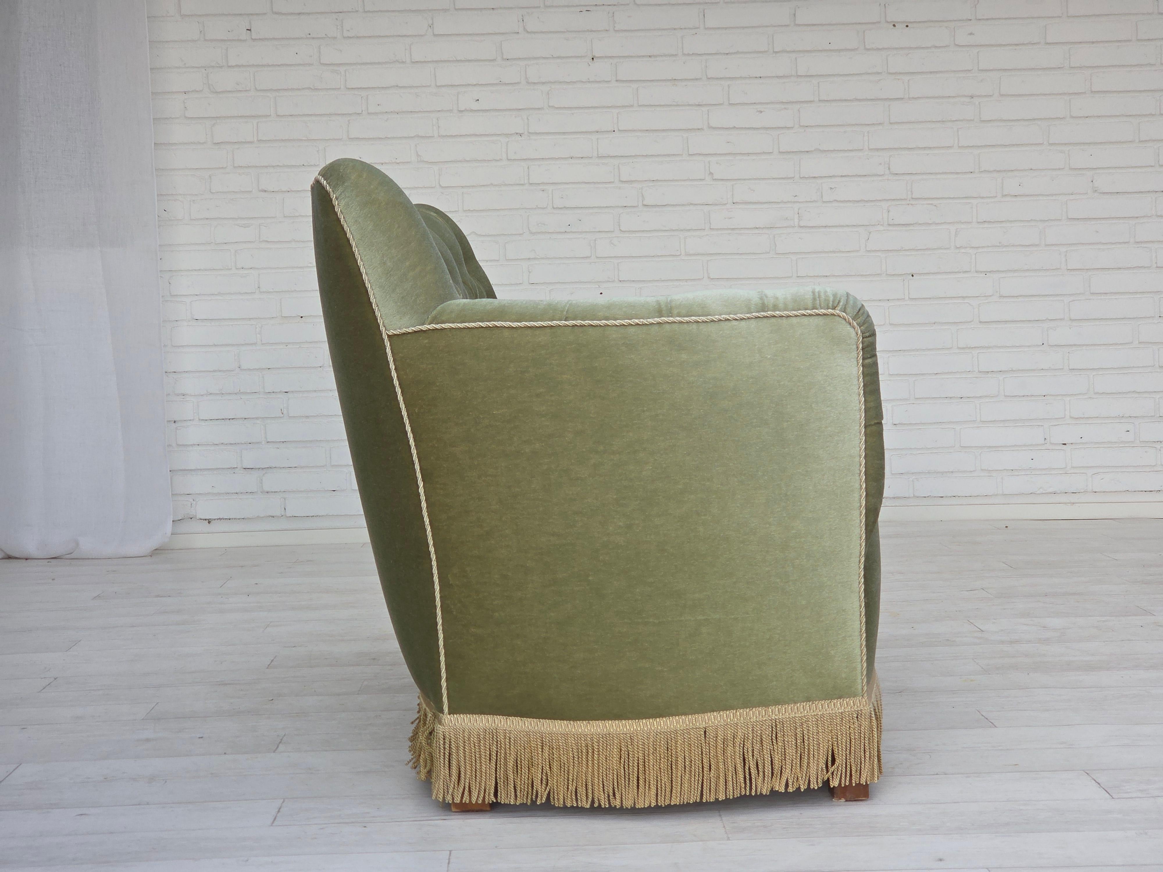 1960er Jahre, Dänisches 2-Sitzer-Sofa, hellgrüner Möbelvelours, Eschenholz. im Angebot 2