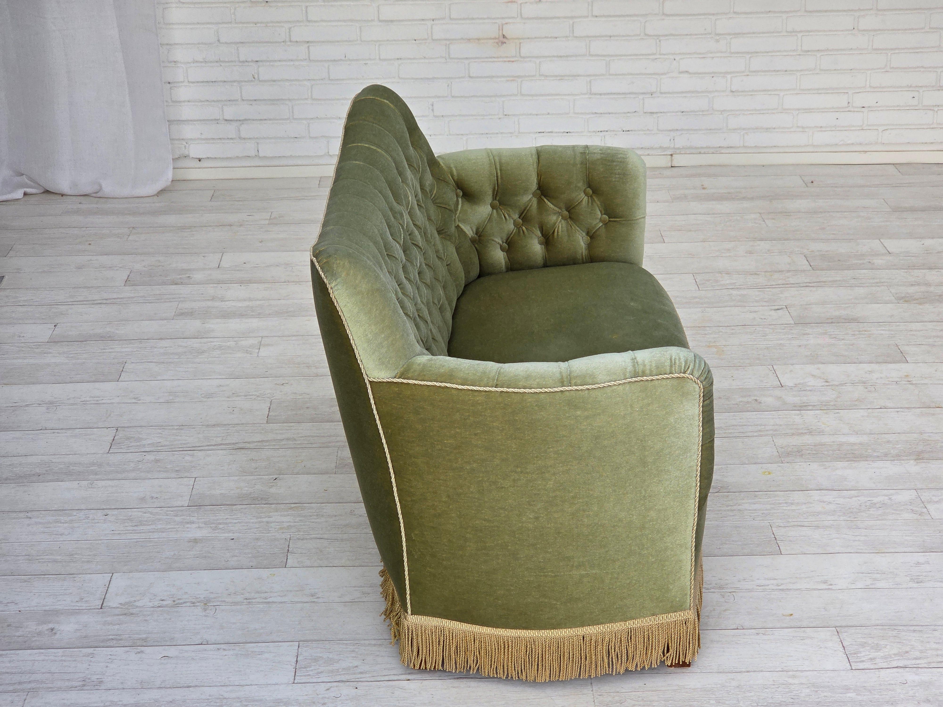 1960er Jahre, Dänisches 2-Sitzer-Sofa, hellgrüner Möbelvelours, Eschenholz. im Angebot 3