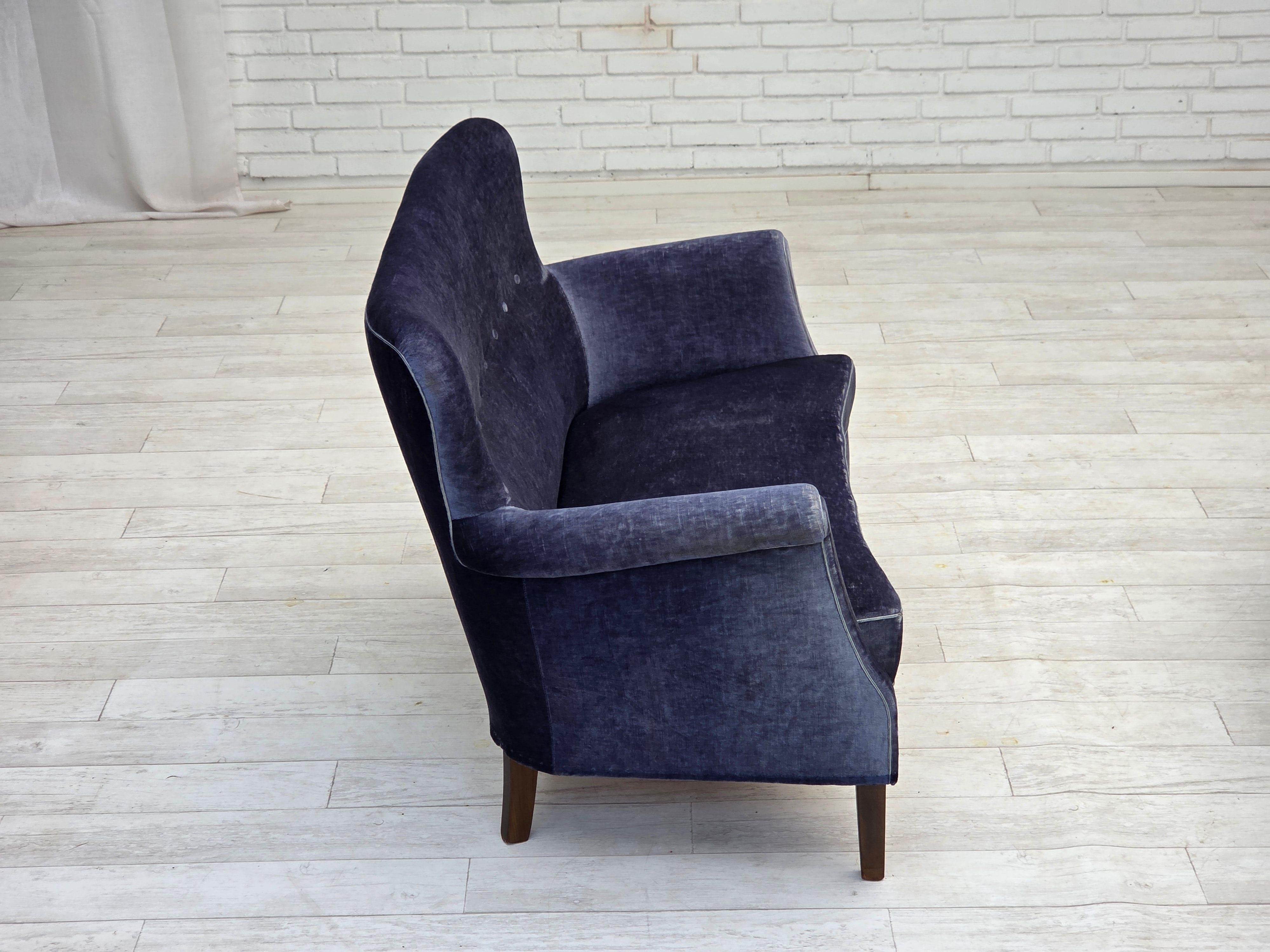 1960er Jahre, dänisches 2-Sitzer-Sofa, original blauer Möbelvelours, Beine aus Buchenholz. im Angebot 3