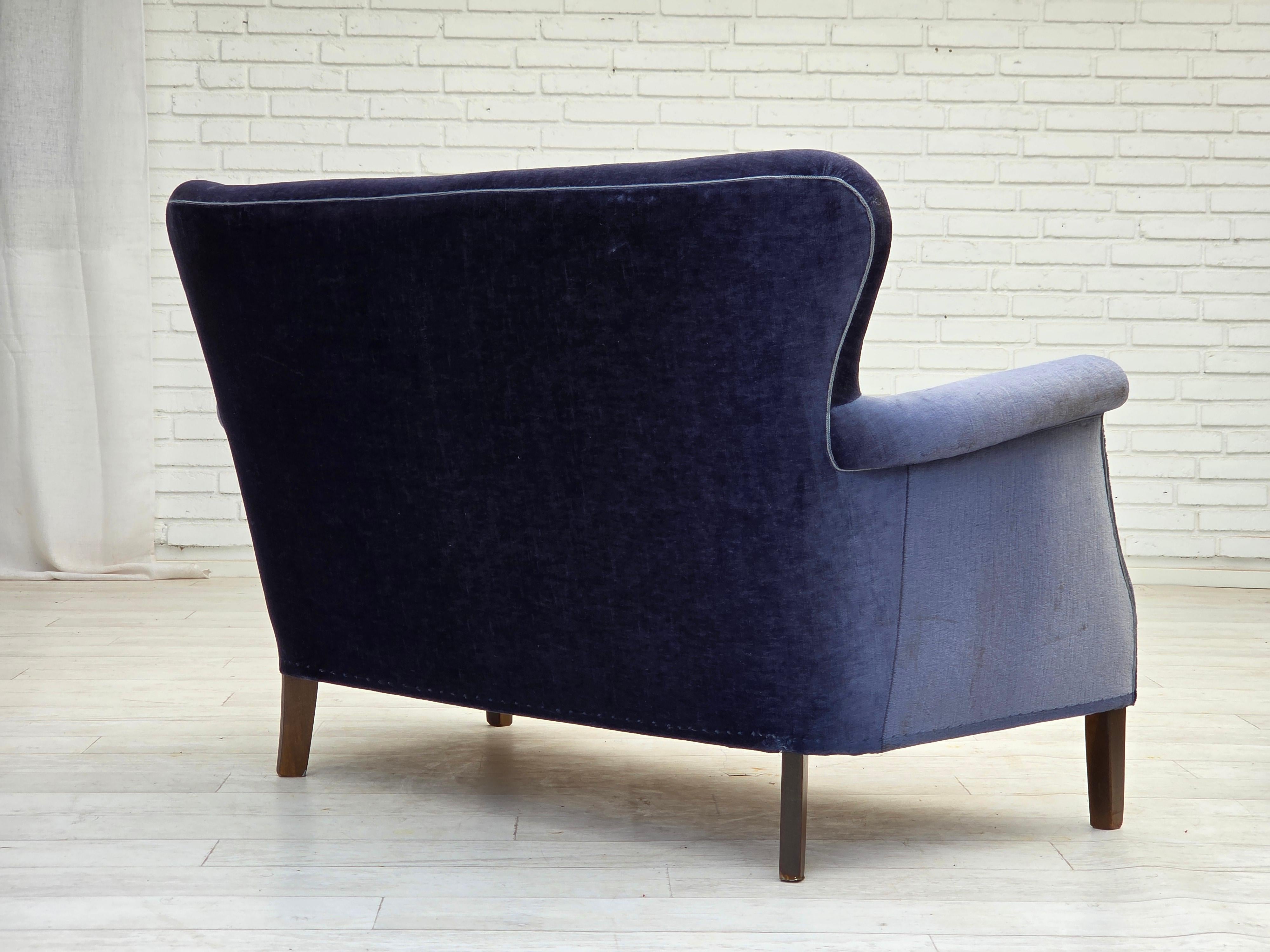 1960er Jahre, dänisches 2-Sitzer-Sofa, original blauer Möbelvelours, Beine aus Buchenholz. im Angebot 4