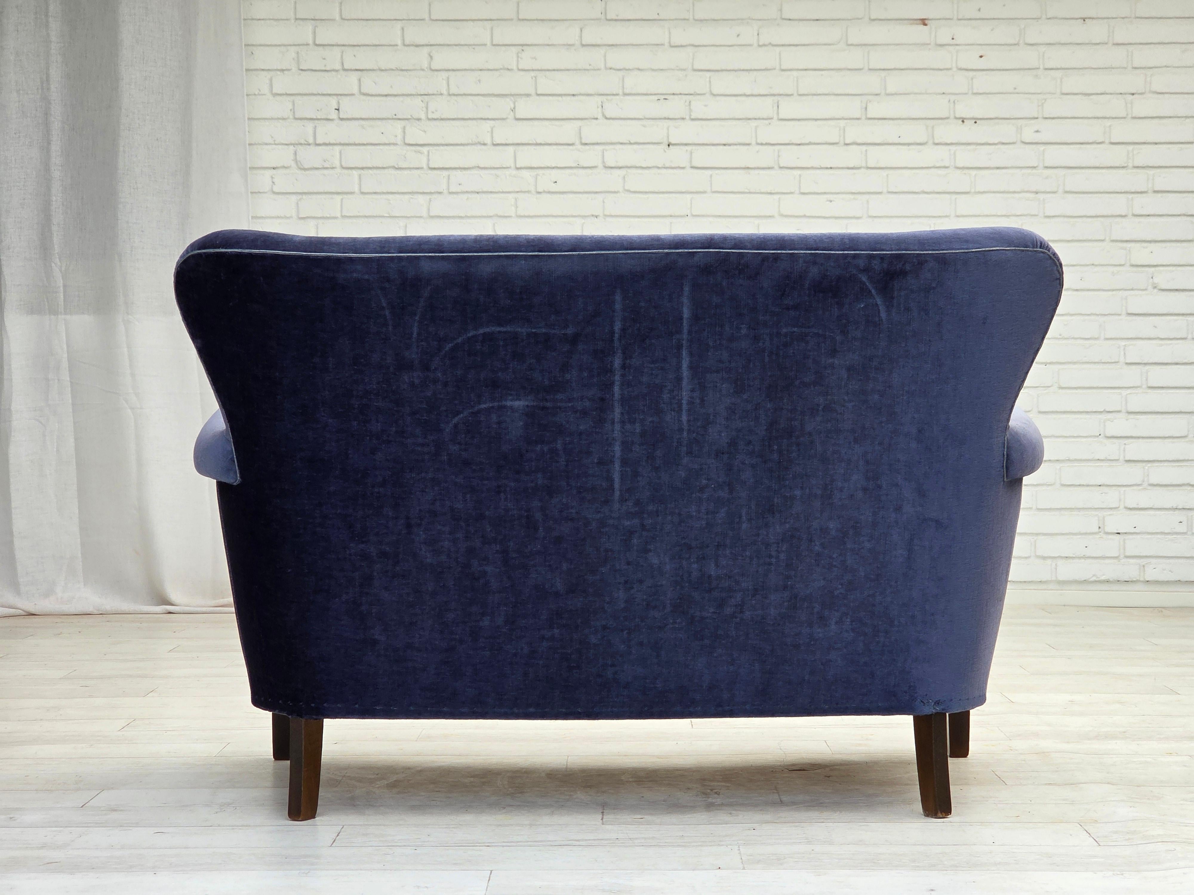 1960er Jahre, dänisches 2-Sitzer-Sofa, original blauer Möbelvelours, Beine aus Buchenholz. im Angebot 5
