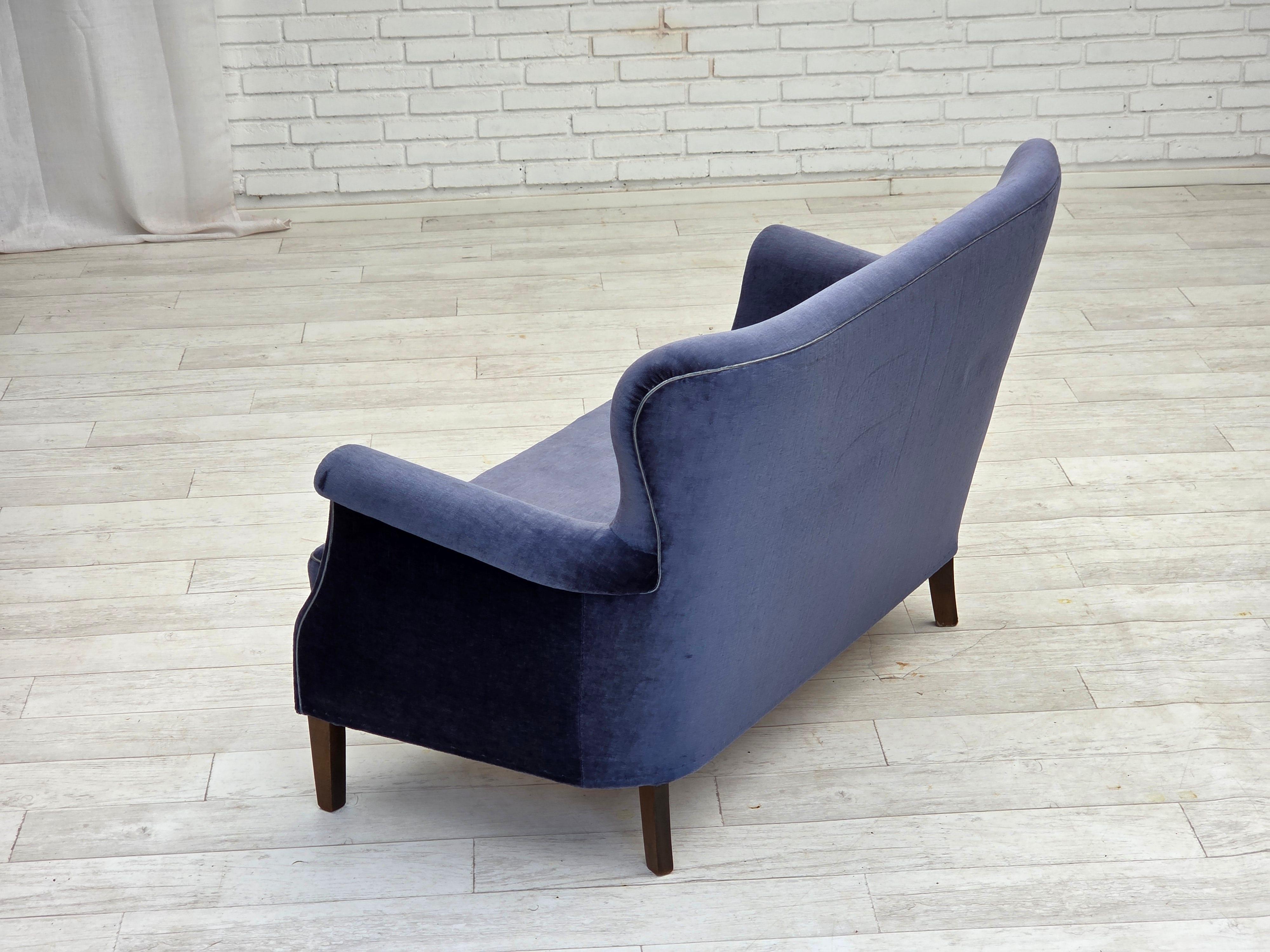 1960er Jahre, dänisches 2-Sitzer-Sofa, original blauer Möbelvelours, Beine aus Buchenholz. im Angebot 6