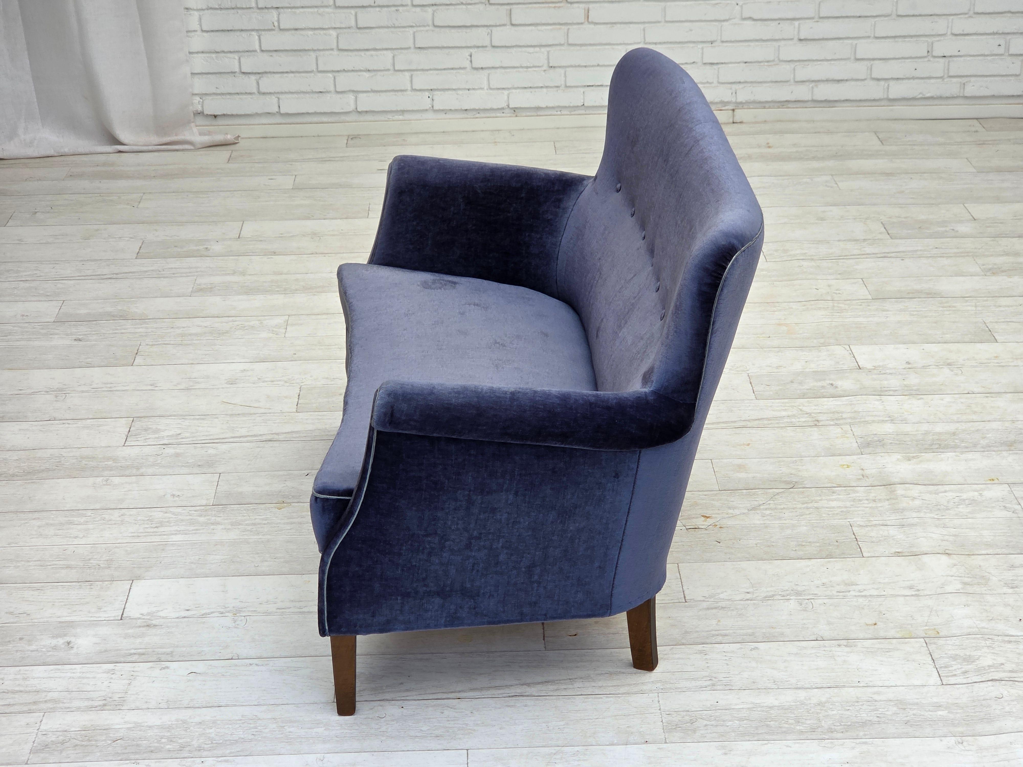 1960er Jahre, dänisches 2-Sitzer-Sofa, original blauer Möbelvelours, Beine aus Buchenholz. im Angebot 7