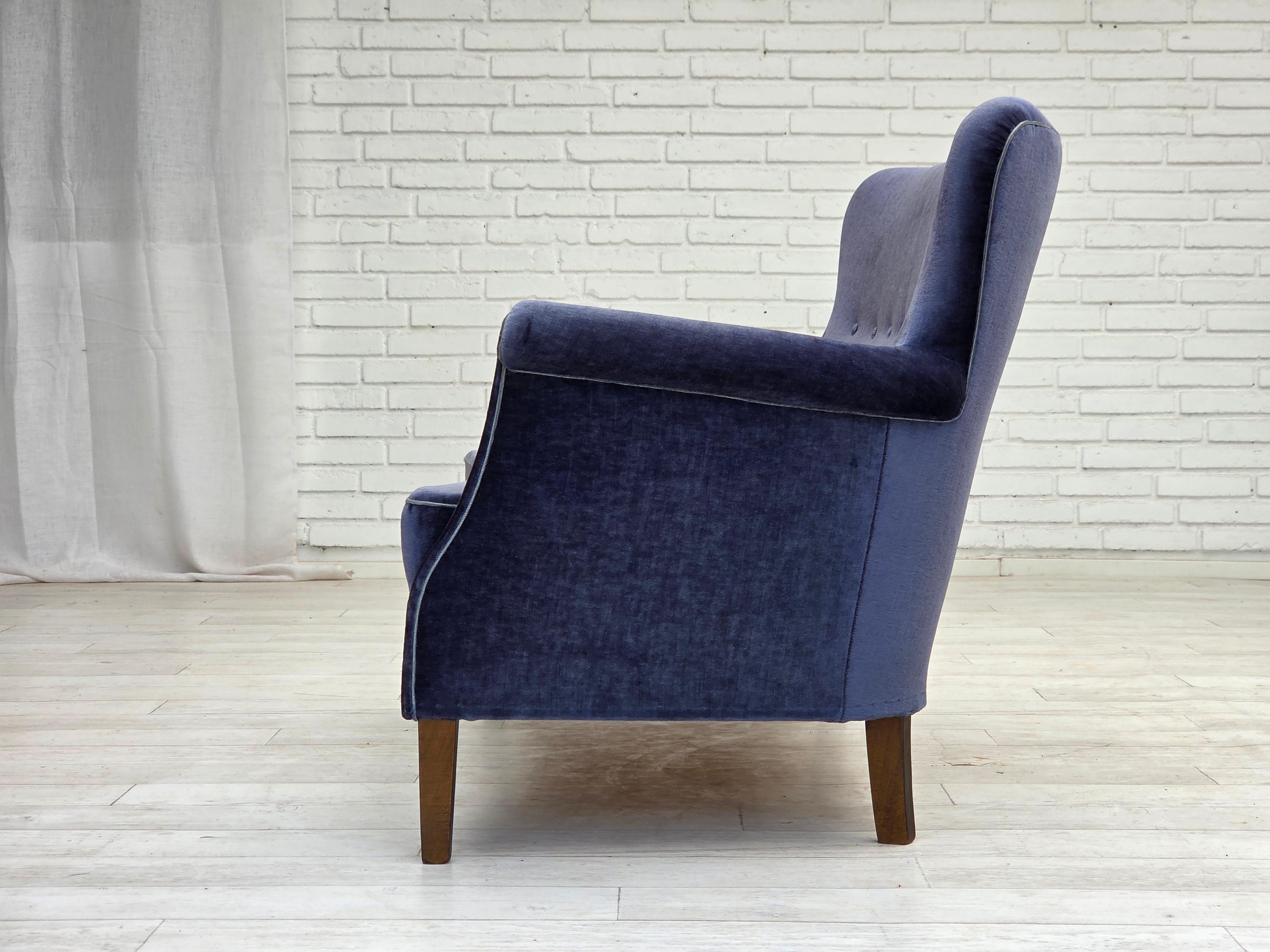 1960er Jahre, dänisches 2-Sitzer-Sofa, original blauer Möbelvelours, Beine aus Buchenholz. im Angebot 8