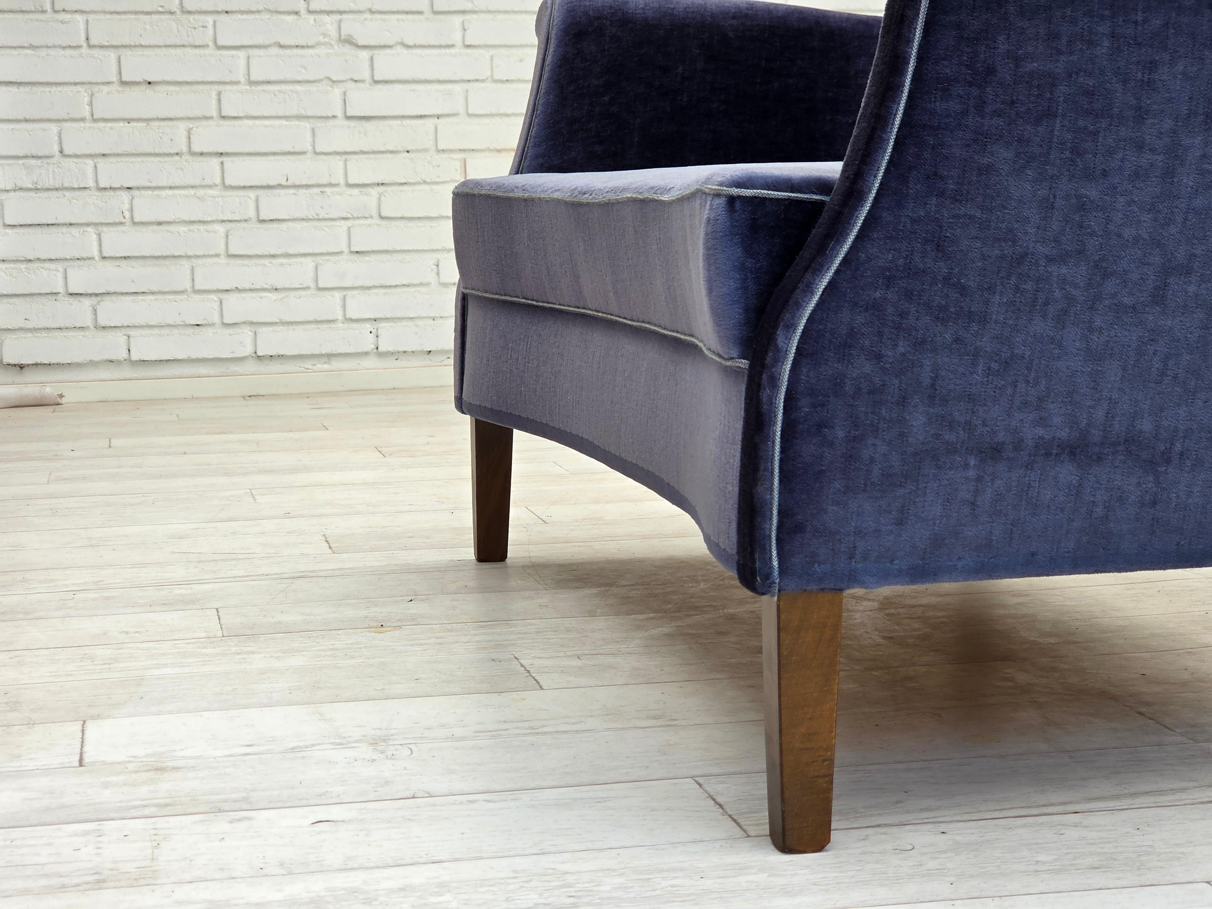 1960er Jahre, dänisches 2-Sitzer-Sofa, original blauer Möbelvelours, Beine aus Buchenholz. im Angebot 9