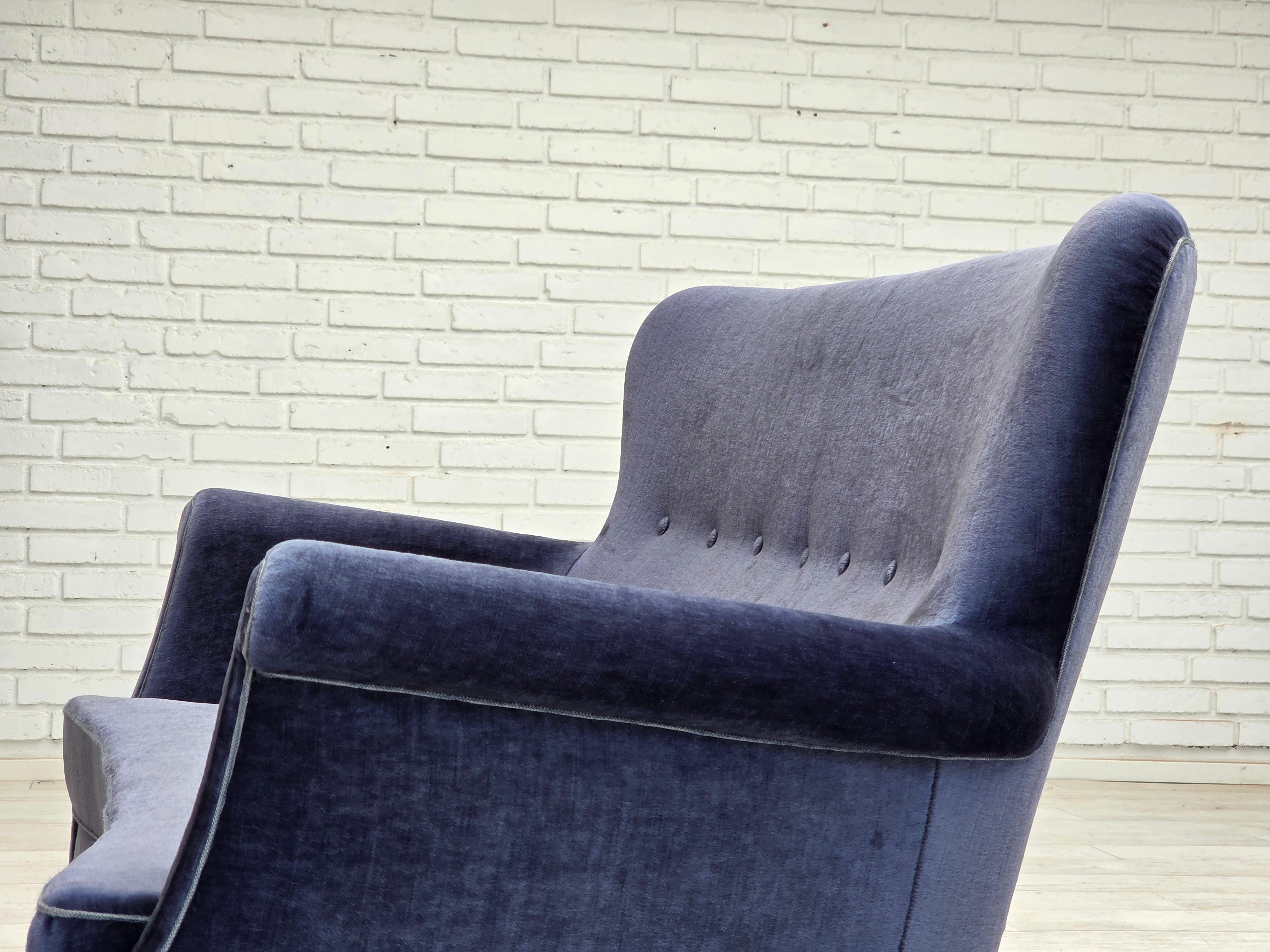 1960er Jahre, dänisches 2-Sitzer-Sofa, original blauer Möbelvelours, Beine aus Buchenholz. im Angebot 10