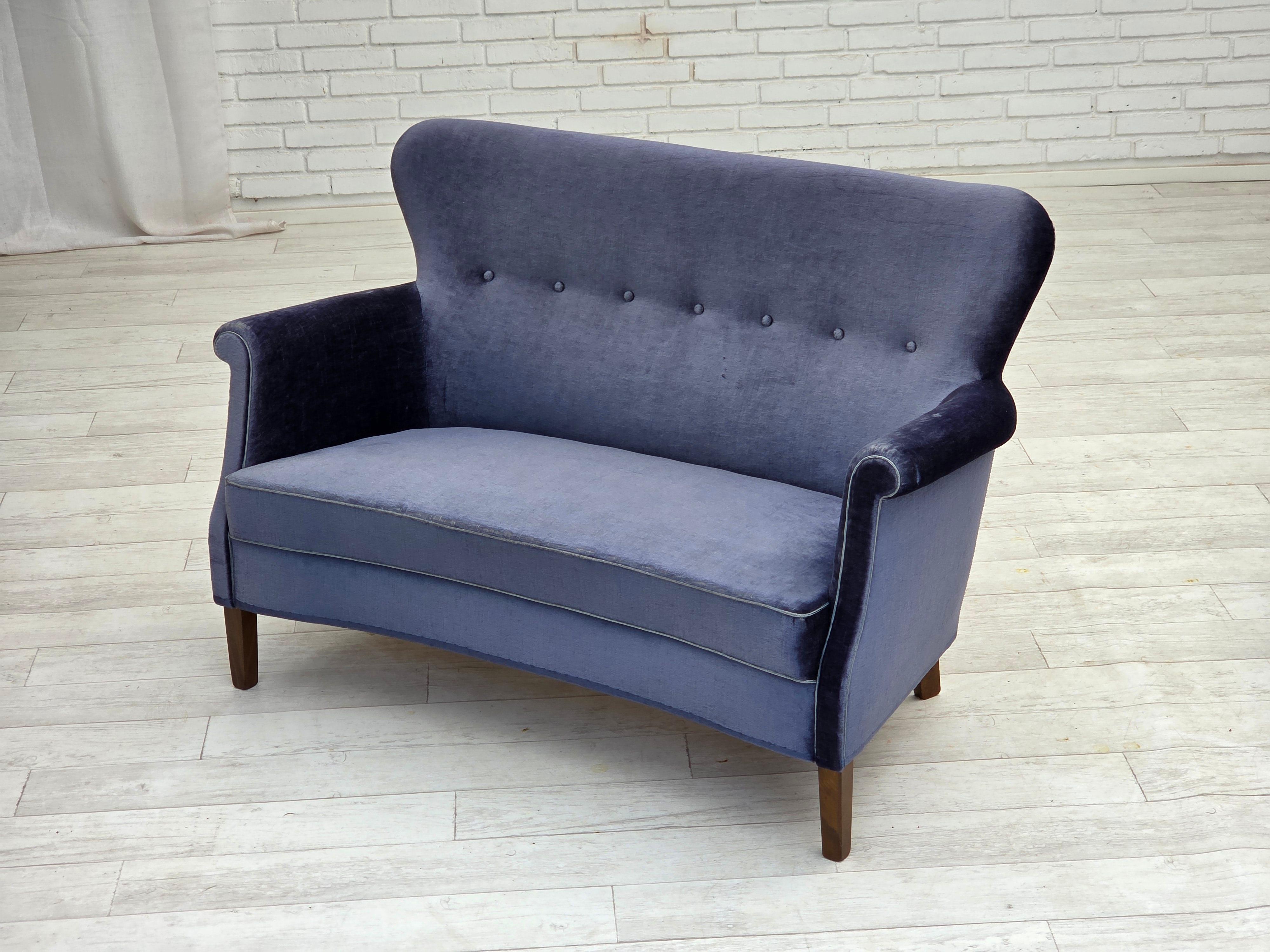 1960er Jahre, dänisches 2-Sitzer-Sofa, original blauer Möbelvelours, Beine aus Buchenholz. im Angebot 11