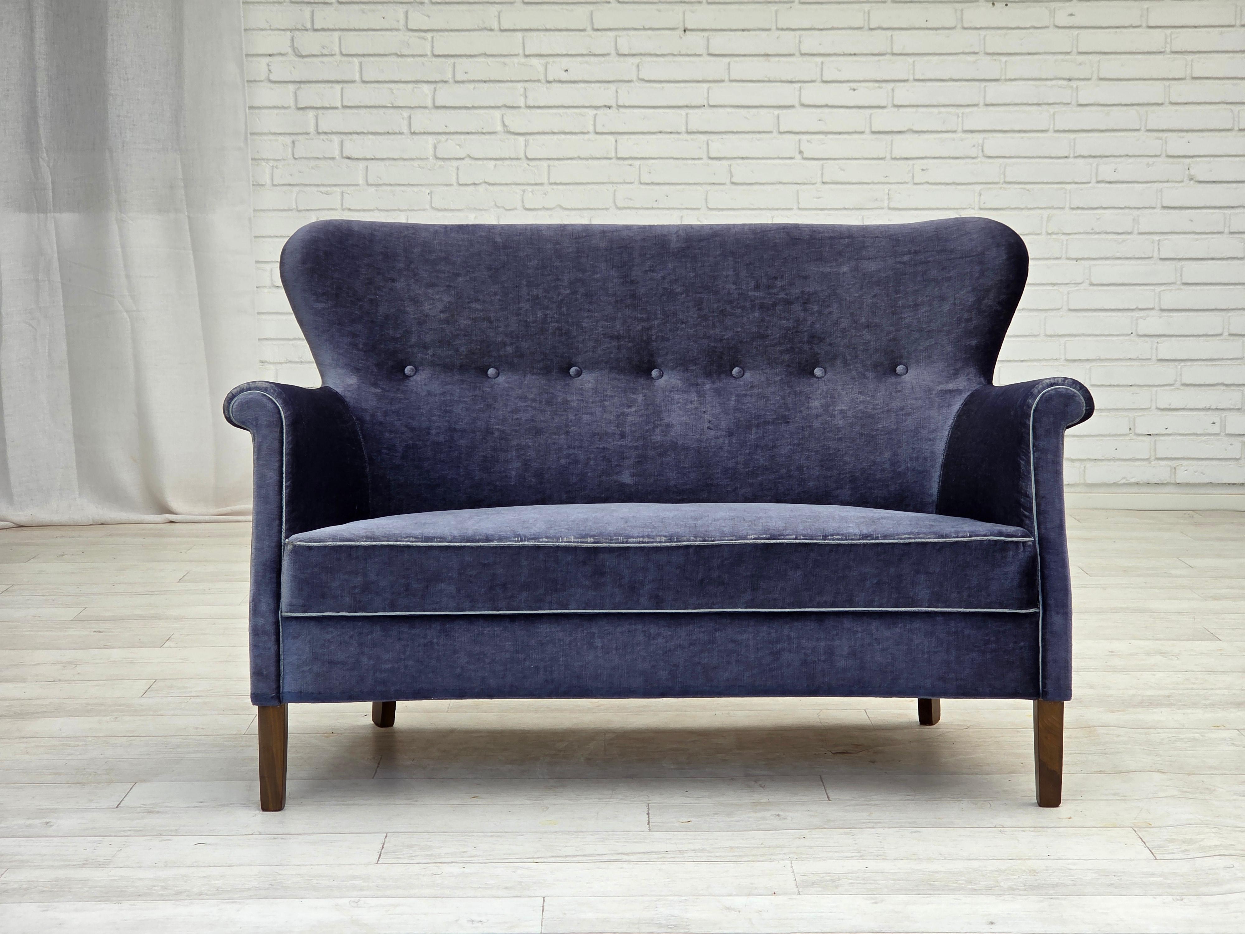 1960er Jahre, Dänisches 2-Sitzer-Sofa. Original blauer Möbelvelours, Messingfedern im Sitz, Beine aus Buchenholz. Guter Originalzustand: keine Gerüche, keine Flecken und stabile Konstruktion. Hergestellt von einem dänischen Möbelhersteller etwa in