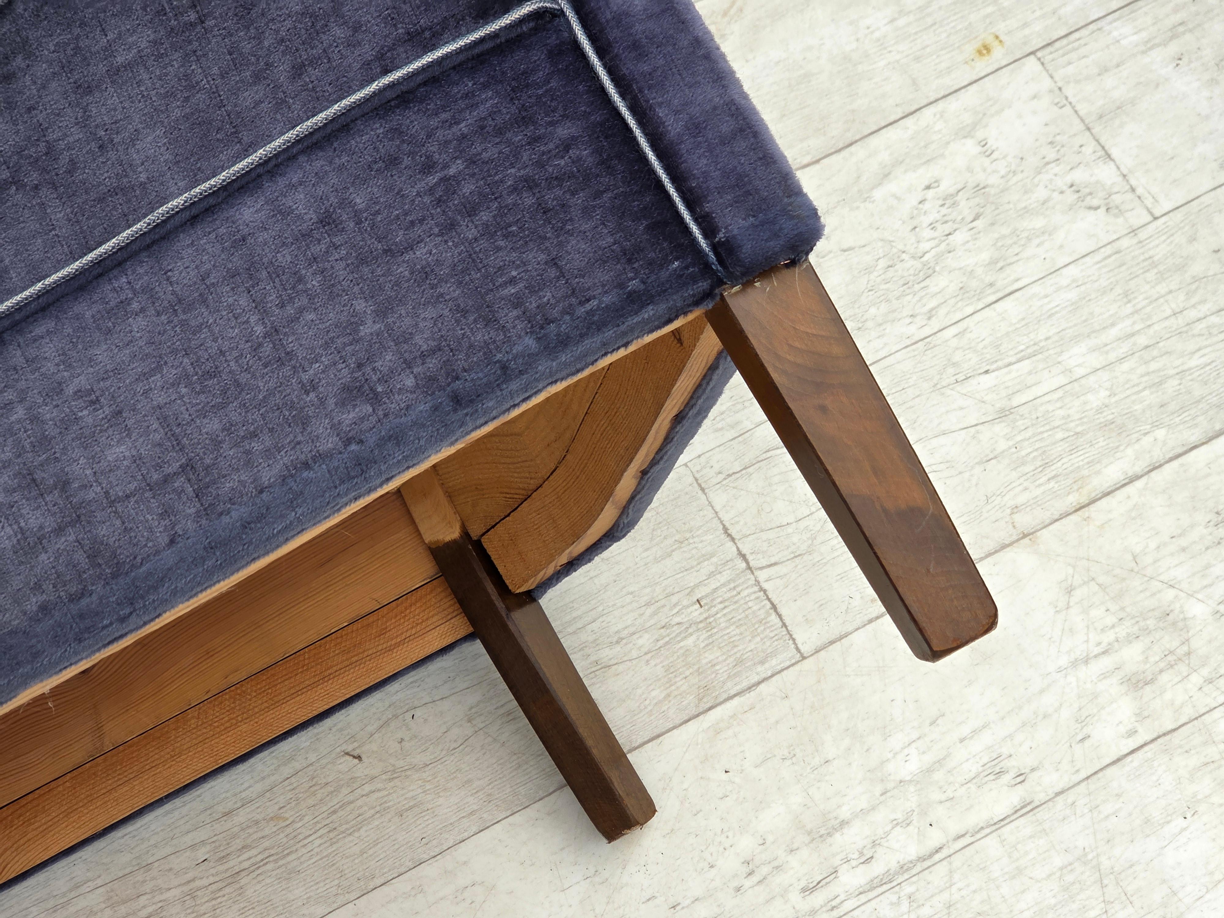1960er Jahre, dänisches 2-Sitzer-Sofa, original blauer Möbelvelours, Beine aus Buchenholz. im Angebot 13