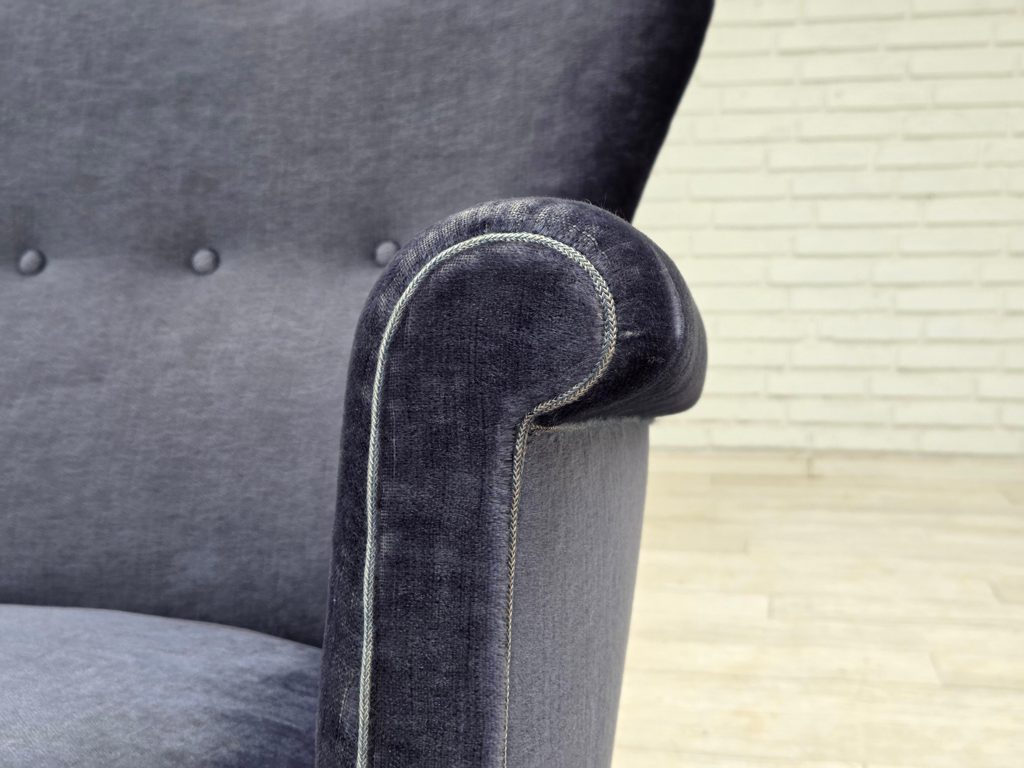 1960er Jahre, dänisches 2-Sitzer-Sofa, original blauer Möbelvelours, Beine aus Buchenholz. im Zustand „Gut“ im Angebot in Tarm, 82