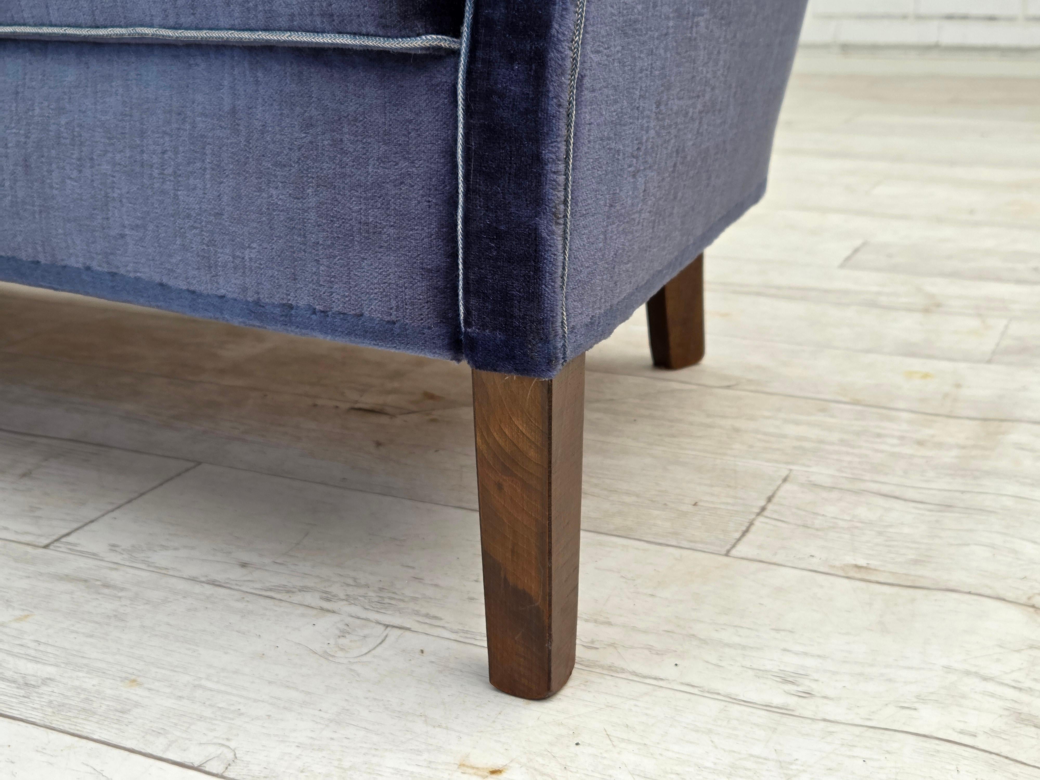 1960er Jahre, dänisches 2-Sitzer-Sofa, original blauer Möbelvelours, Beine aus Buchenholz. (Mitte des 20. Jahrhunderts) im Angebot