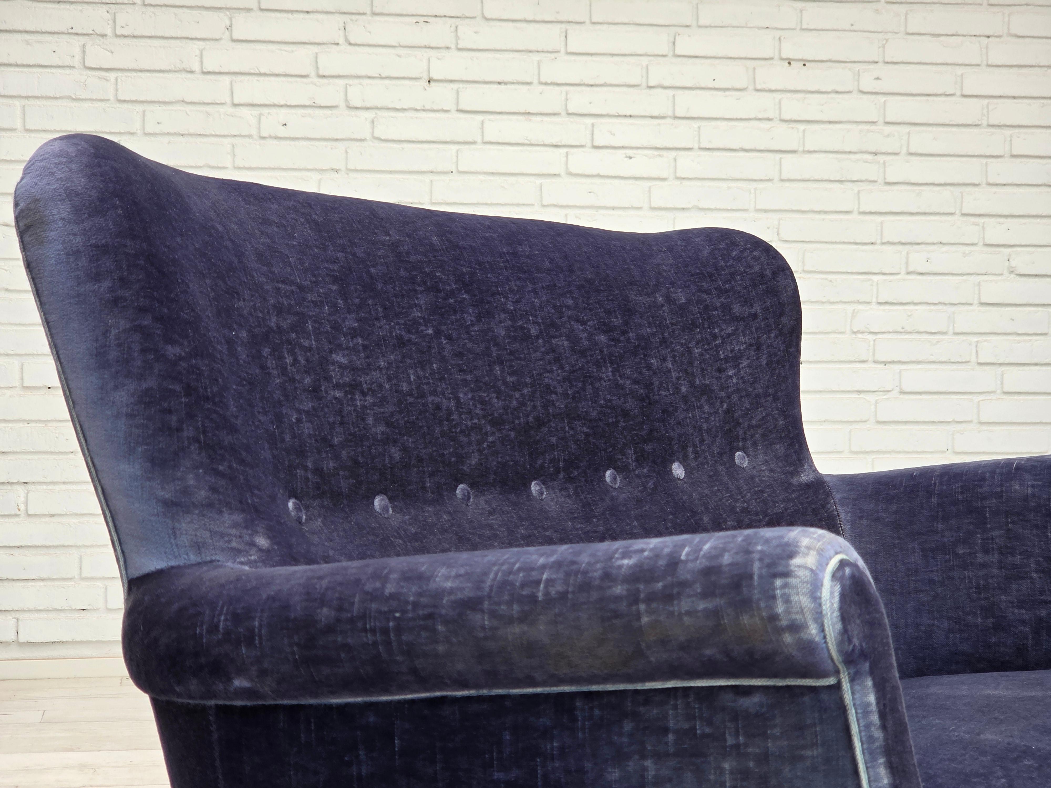 1960er Jahre, dänisches 2-Sitzer-Sofa, original blauer Möbelvelours, Beine aus Buchenholz. (Samt) im Angebot