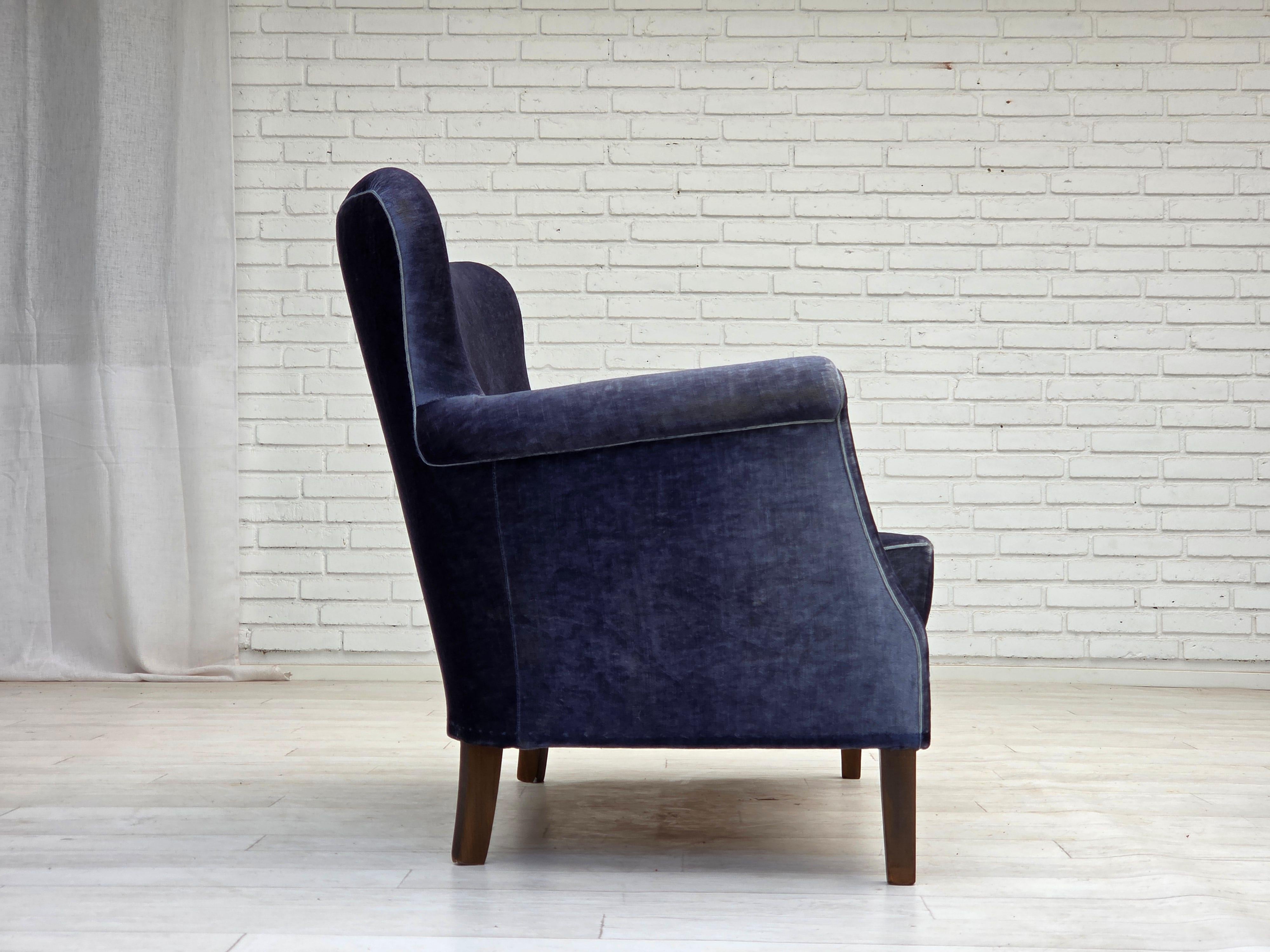 1960er Jahre, dänisches 2-Sitzer-Sofa, original blauer Möbelvelours, Beine aus Buchenholz. im Angebot 2
