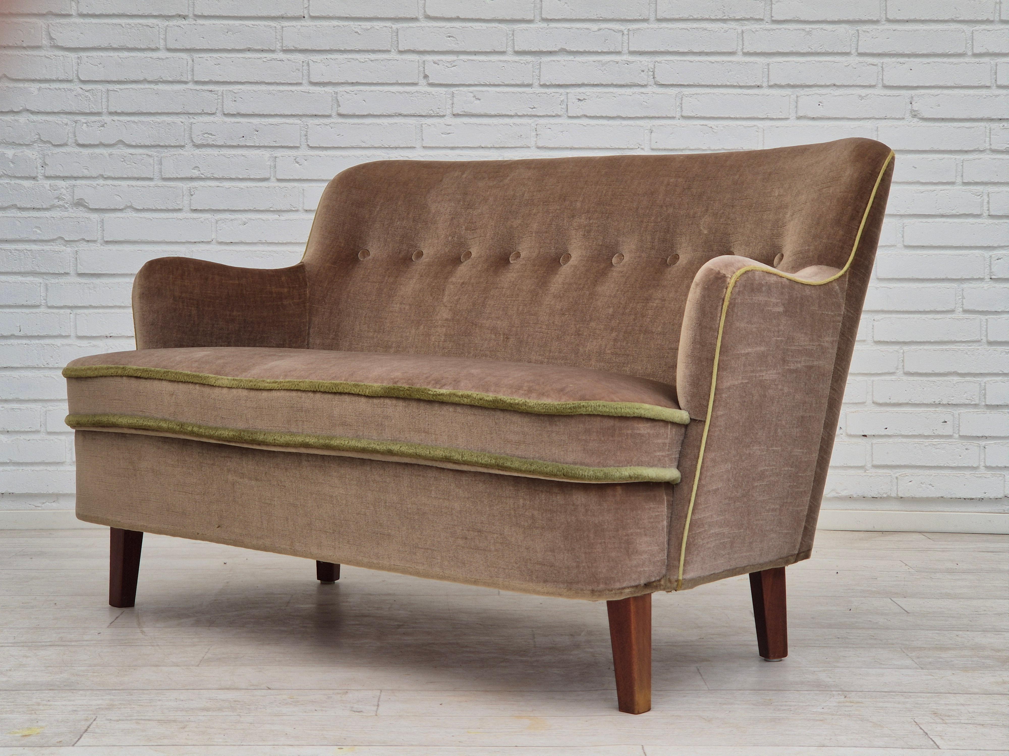 Années 1960, canapé danois à 2 places, état d'origine, velours de meuble, bois de hêtre. en vente 5