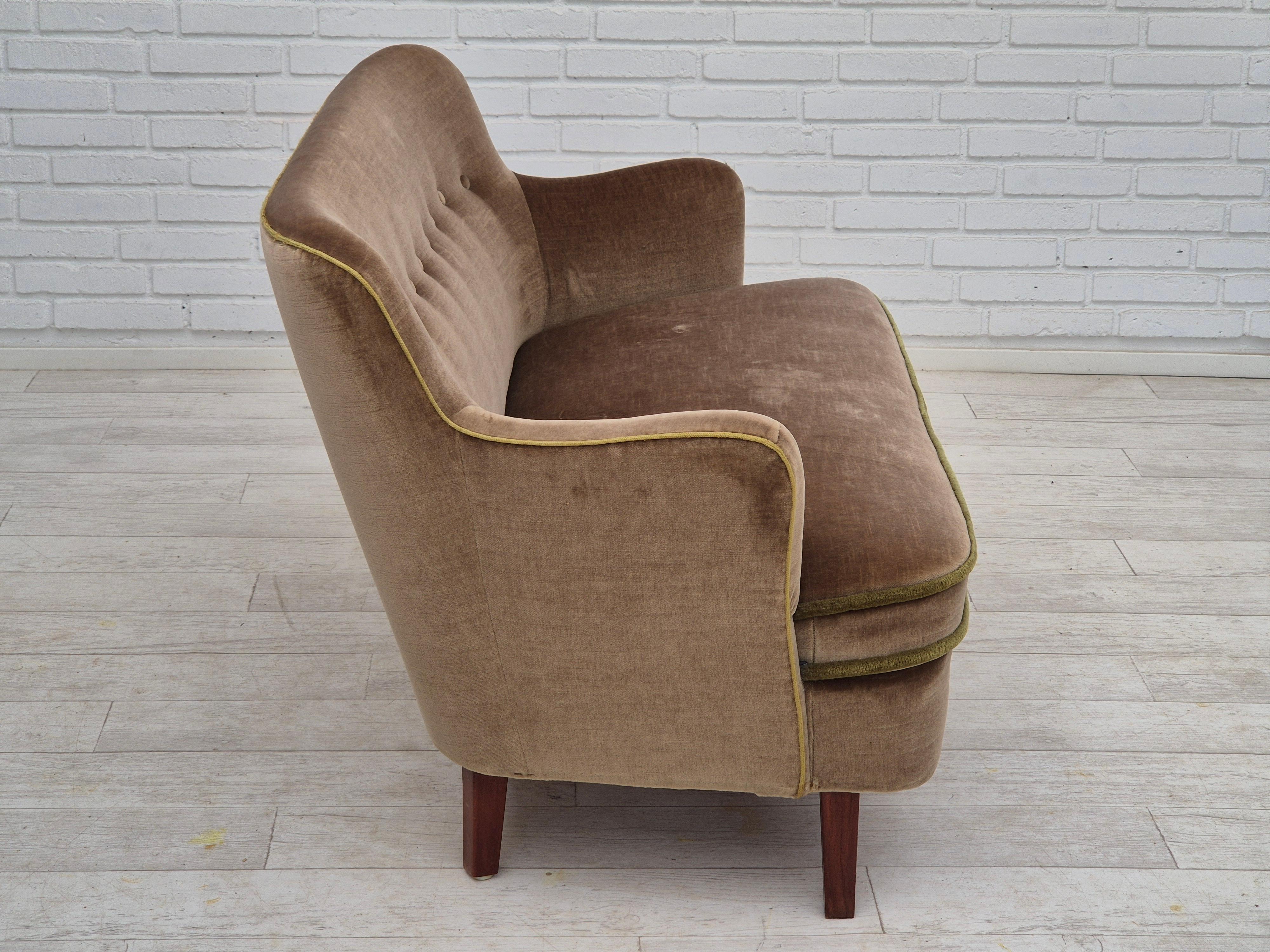 Années 1960, canapé danois à 2 places, état d'origine, velours de meuble, bois de hêtre. en vente 6
