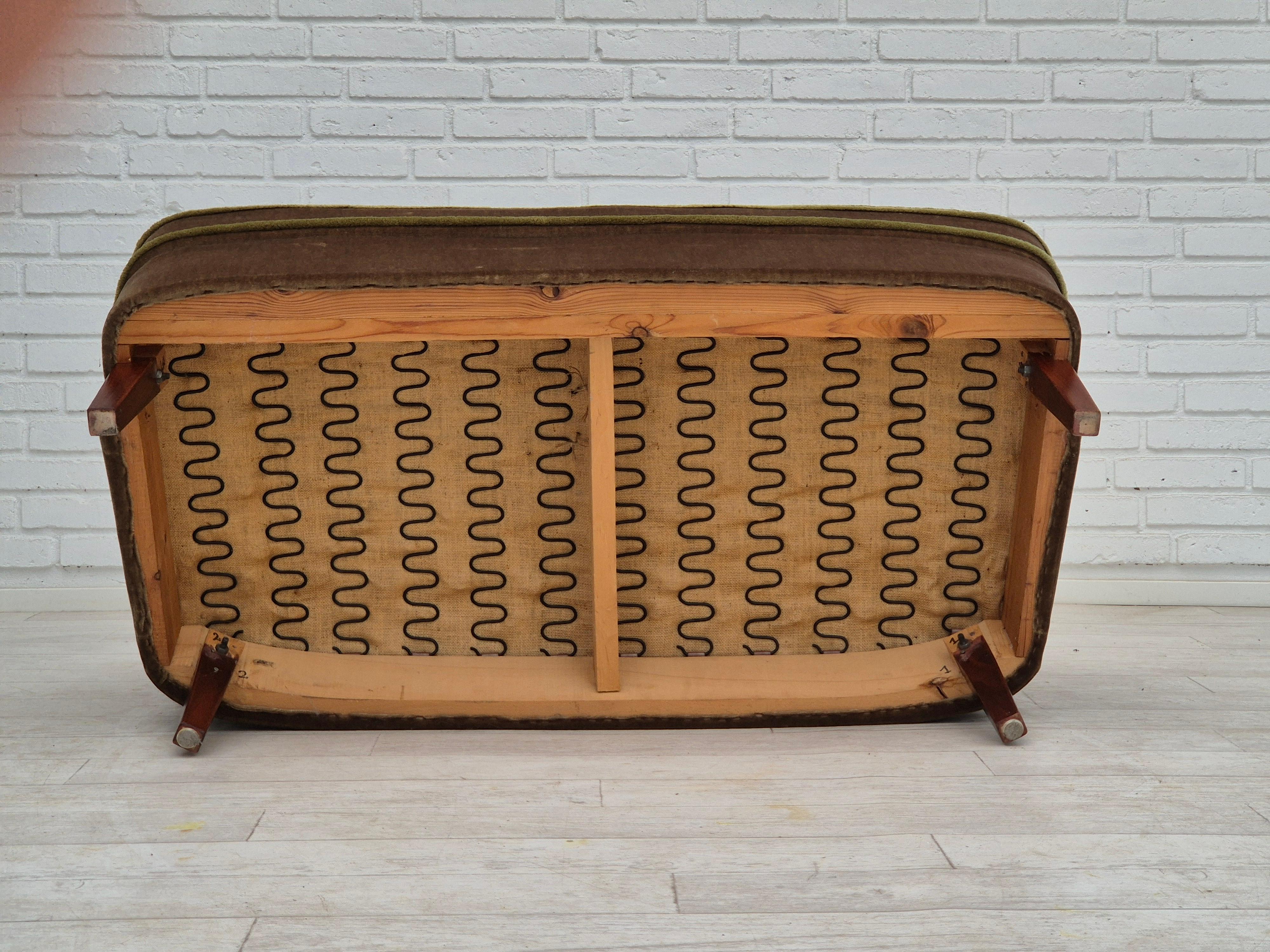 Années 1960, canapé danois à 2 places, état d'origine, velours de meuble, bois de hêtre. en vente 9