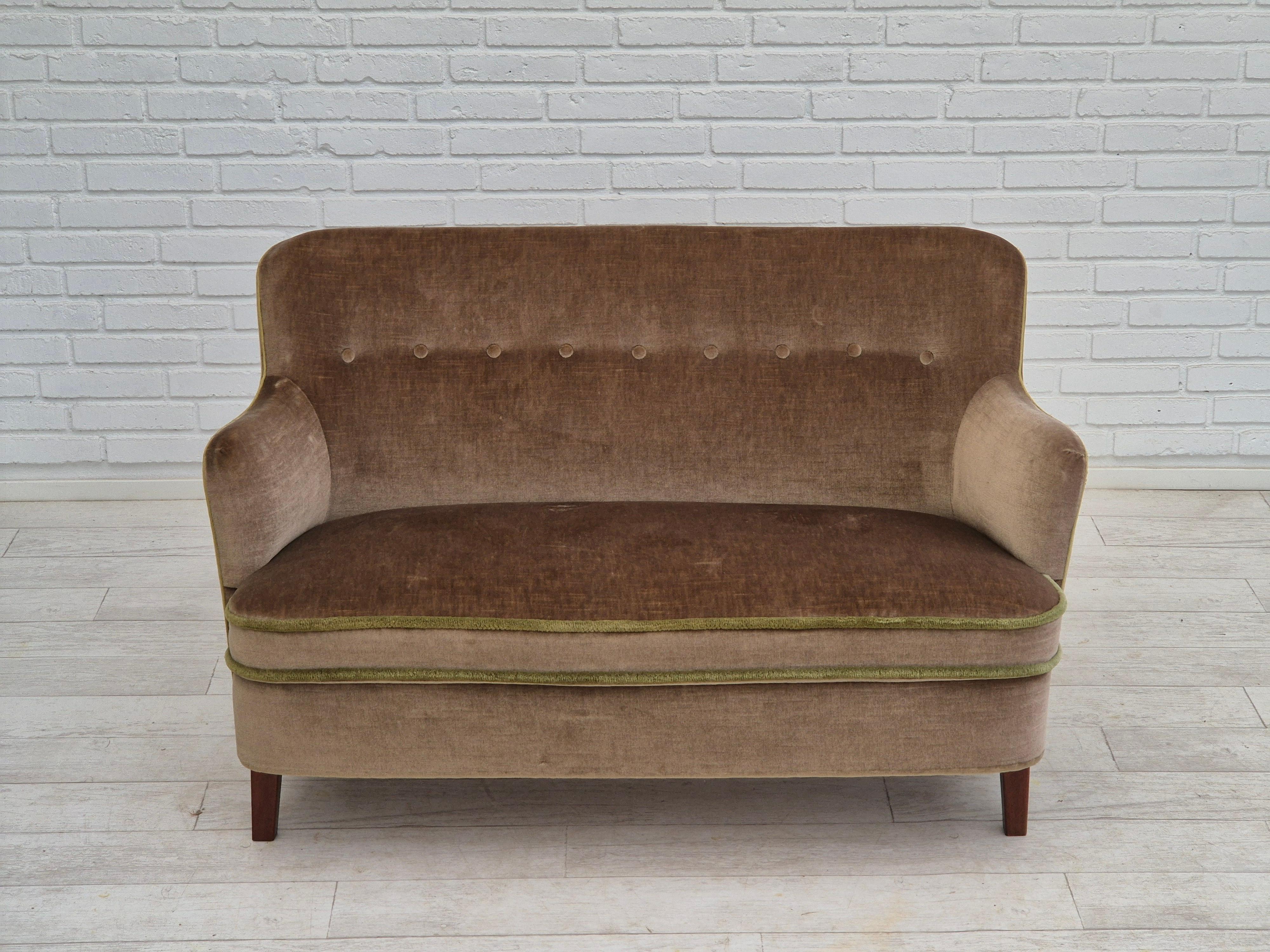 Scandinave moderne Années 1960, canapé danois à 2 places, état d'origine, velours de meuble, bois de hêtre. en vente