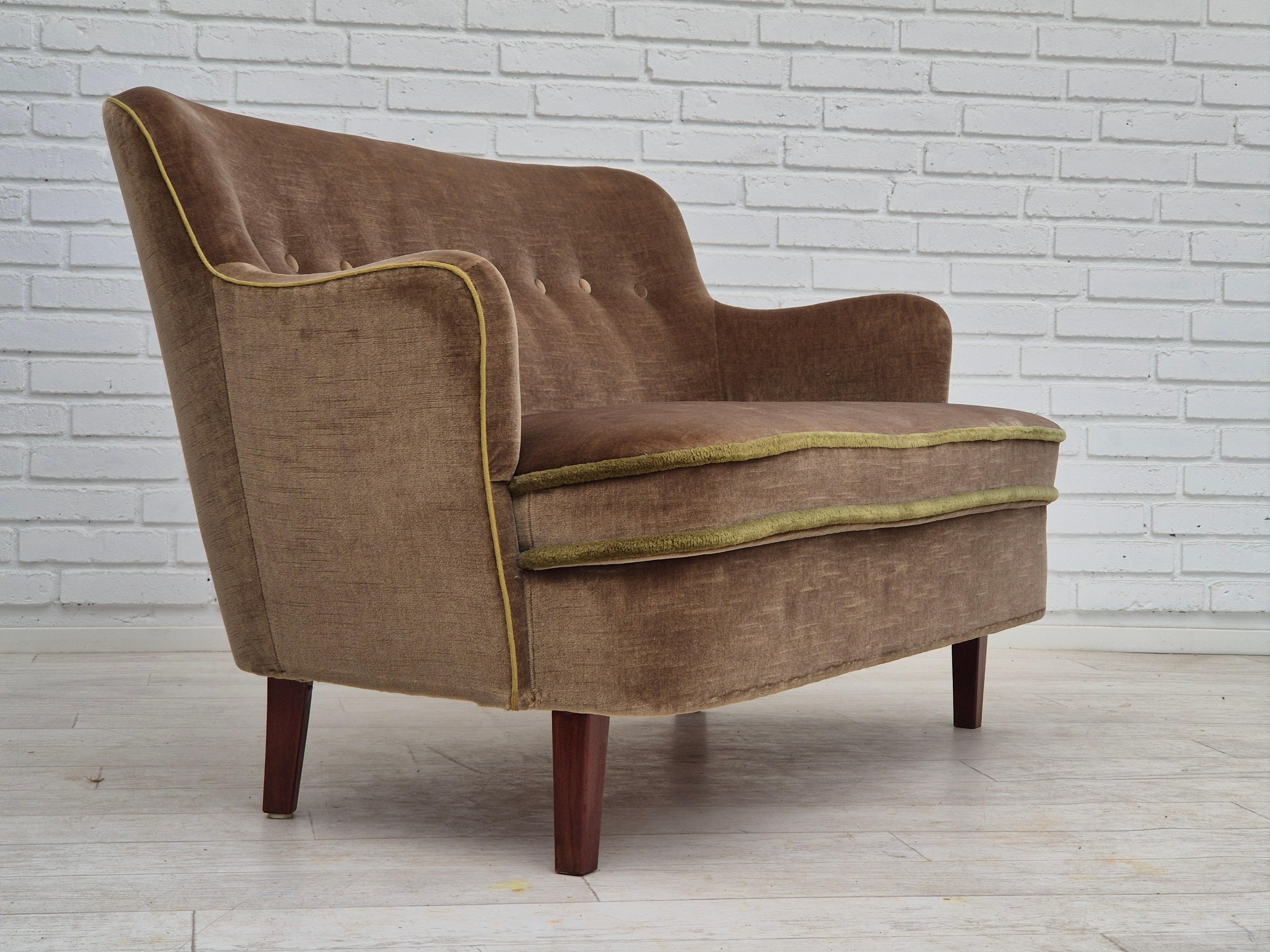 Danois Années 1960, canapé danois à 2 places, état d'origine, velours de meuble, bois de hêtre. en vente