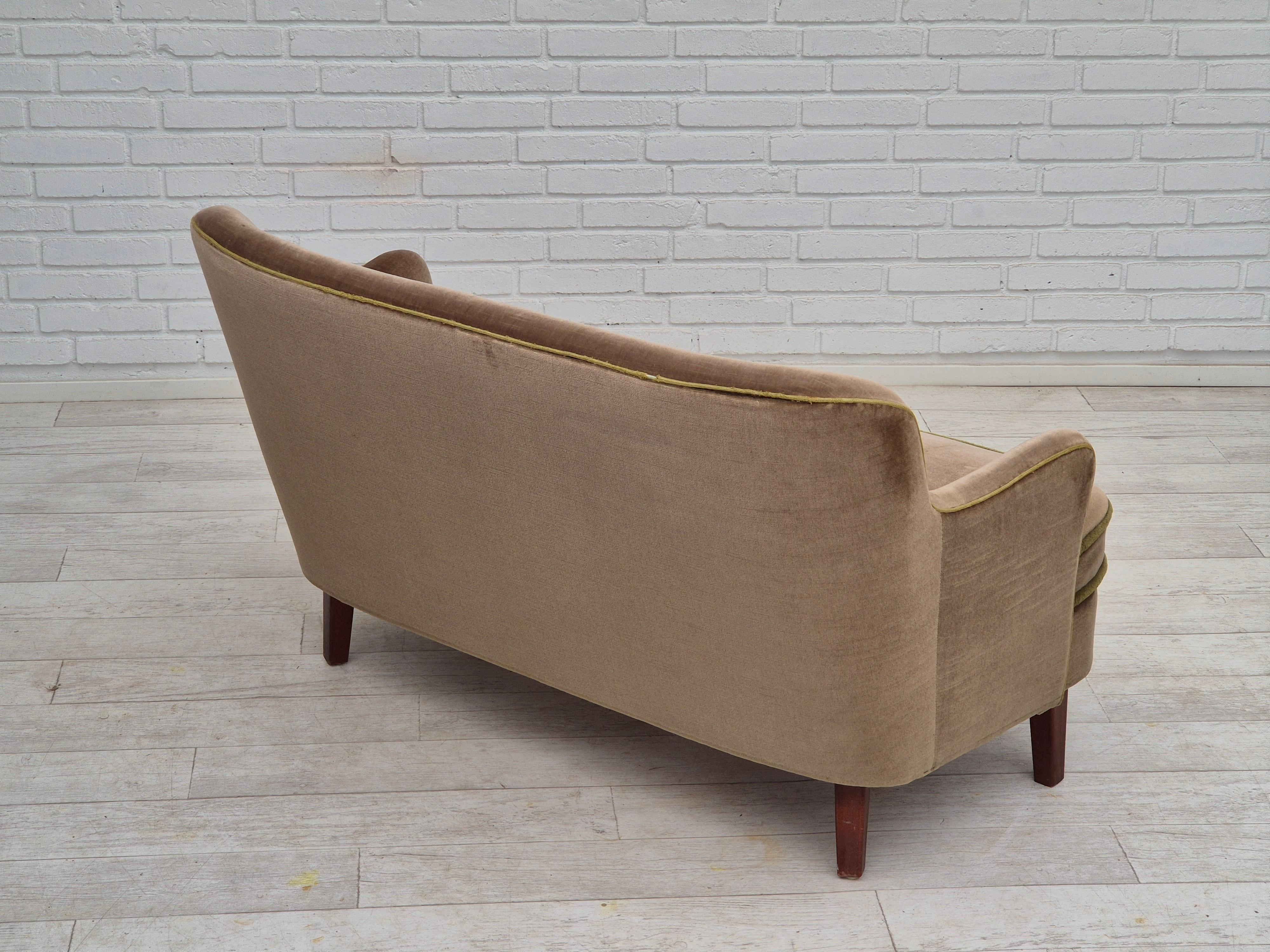 Milieu du XXe siècle Années 1960, canapé danois à 2 places, état d'origine, velours de meuble, bois de hêtre. en vente