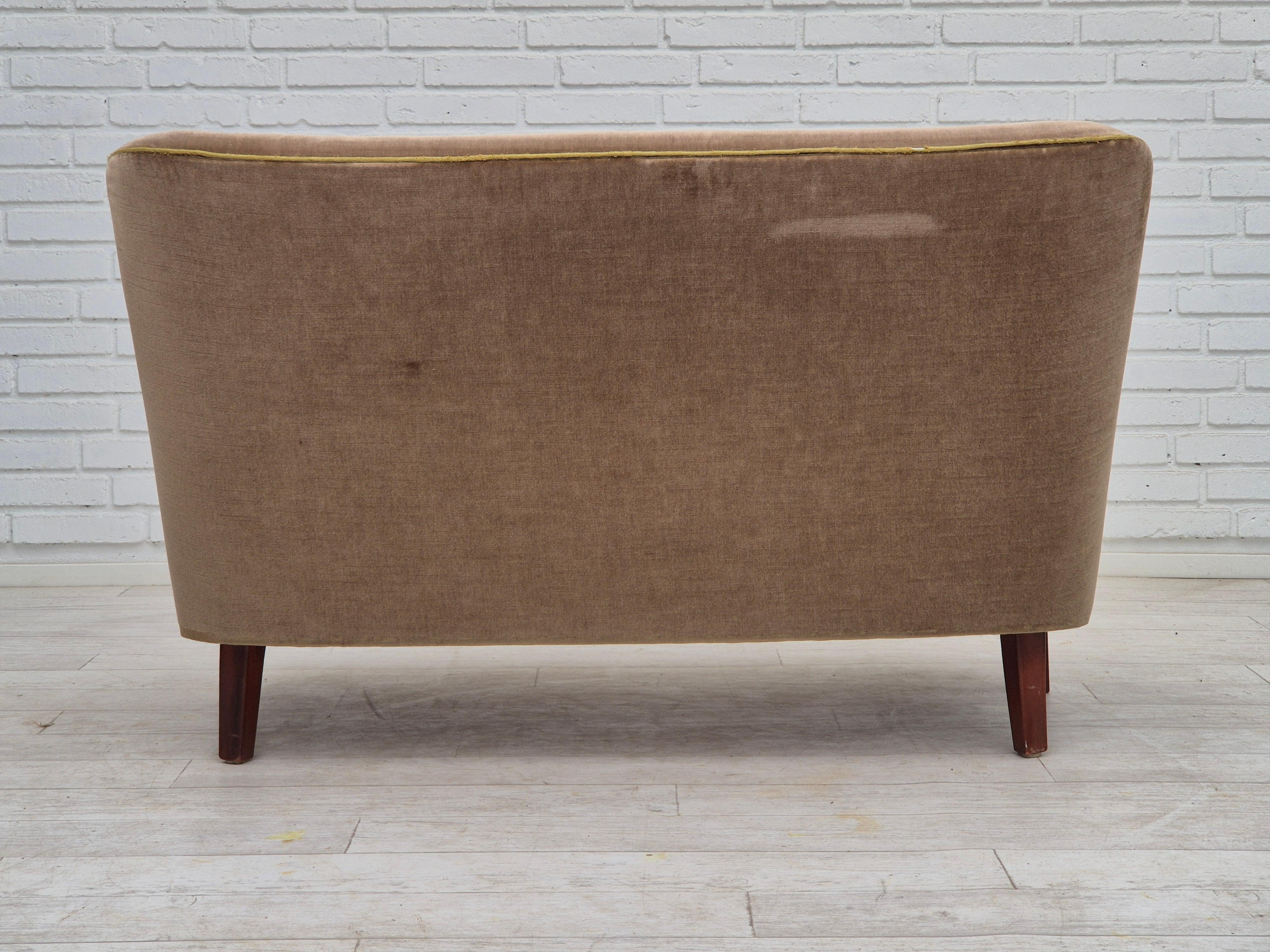 Années 1960, canapé danois à 2 places, état d'origine, velours de meuble, bois de hêtre. en vente 1