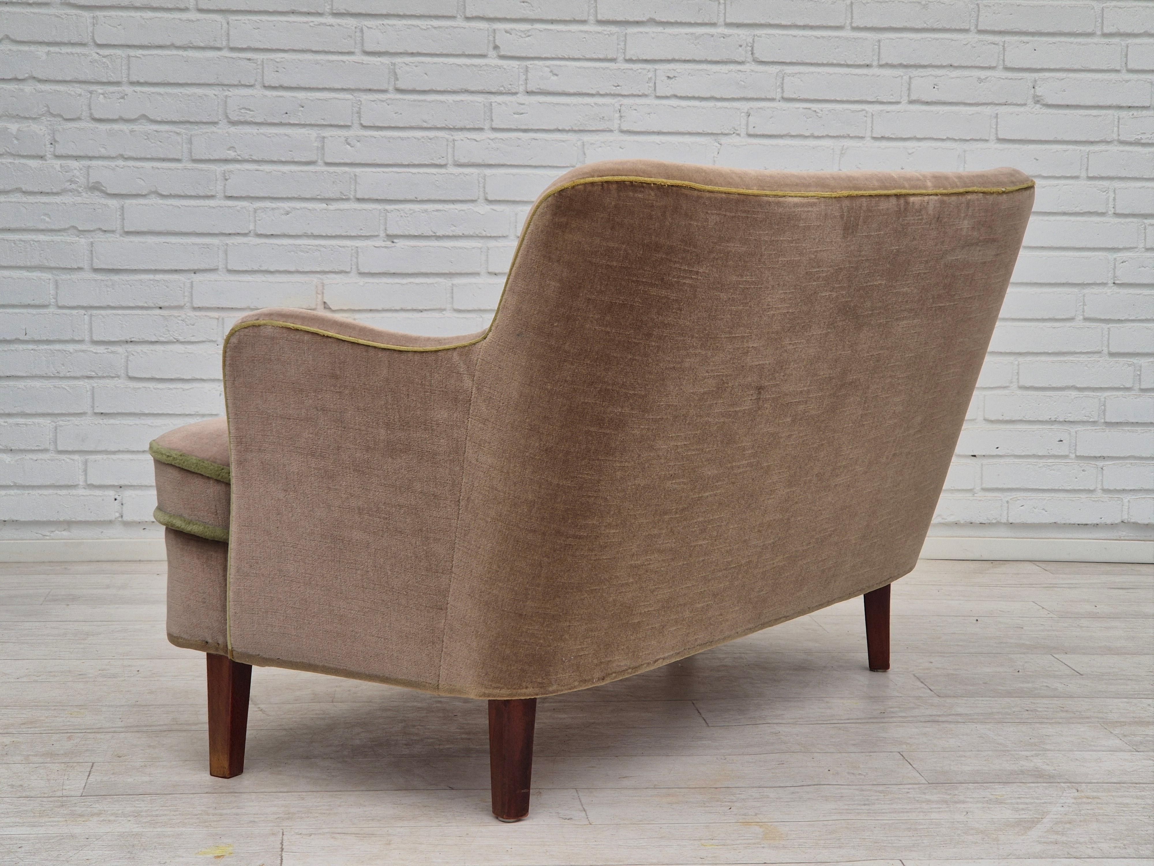 Années 1960, canapé danois à 2 places, état d'origine, velours de meuble, bois de hêtre. en vente 2