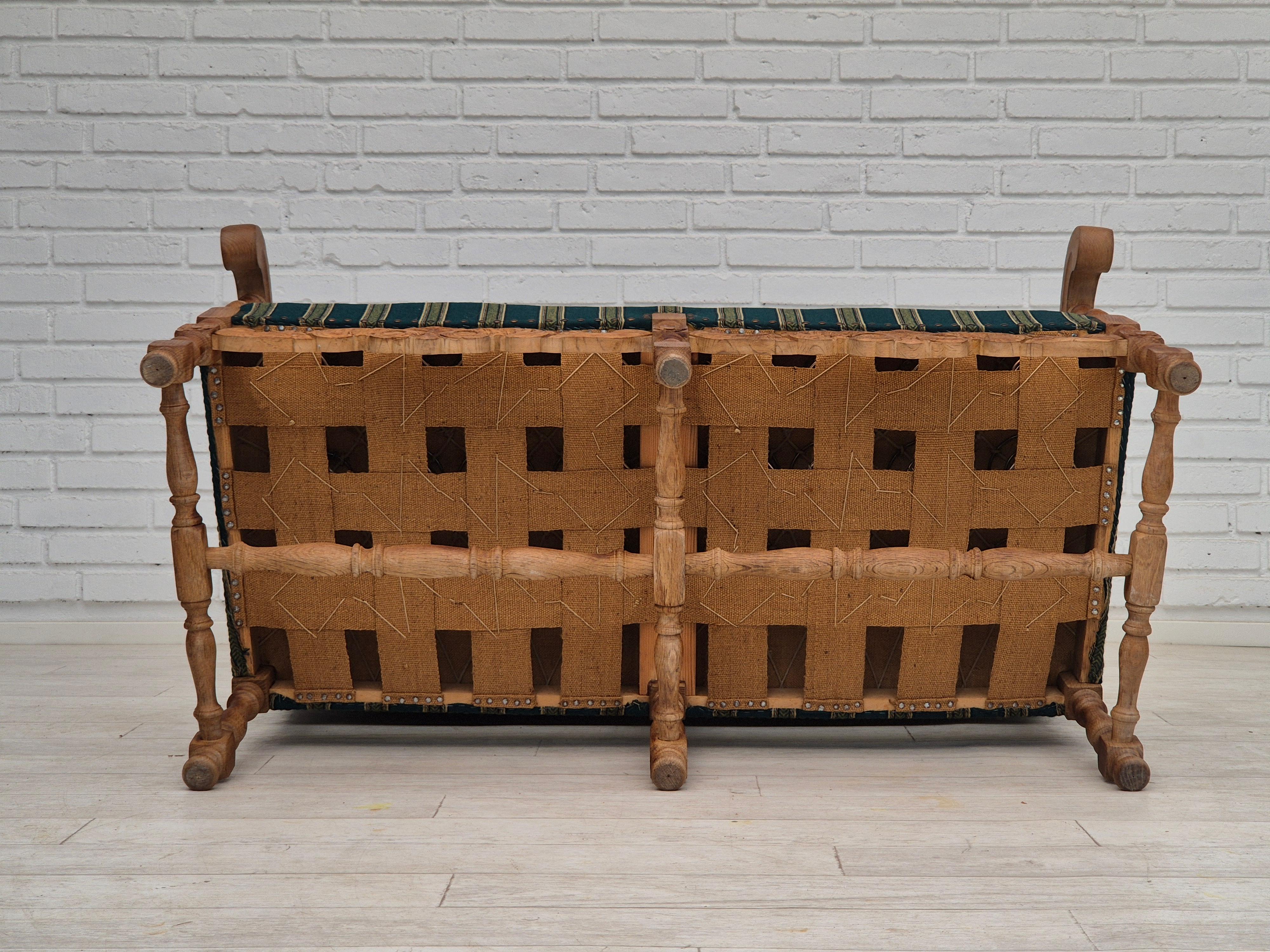 1960s, Danish 2 seater sofa, original condition, furniture wool fabric, oak. en vente 3