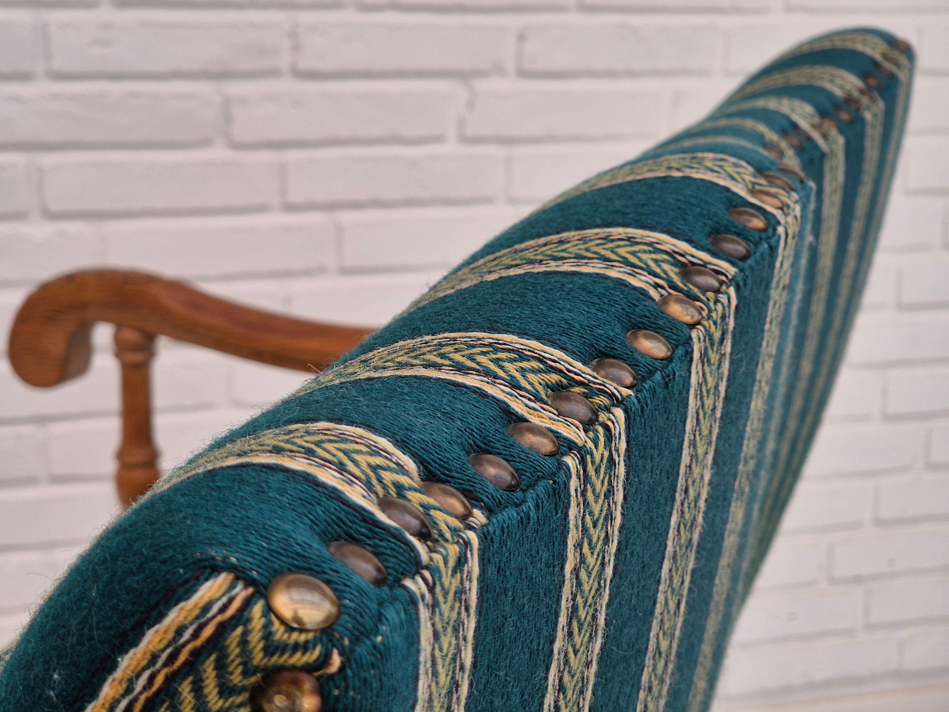 1960s, Danish 2 seater sofa, original condition, furniture wool fabric, oak. en vente 6