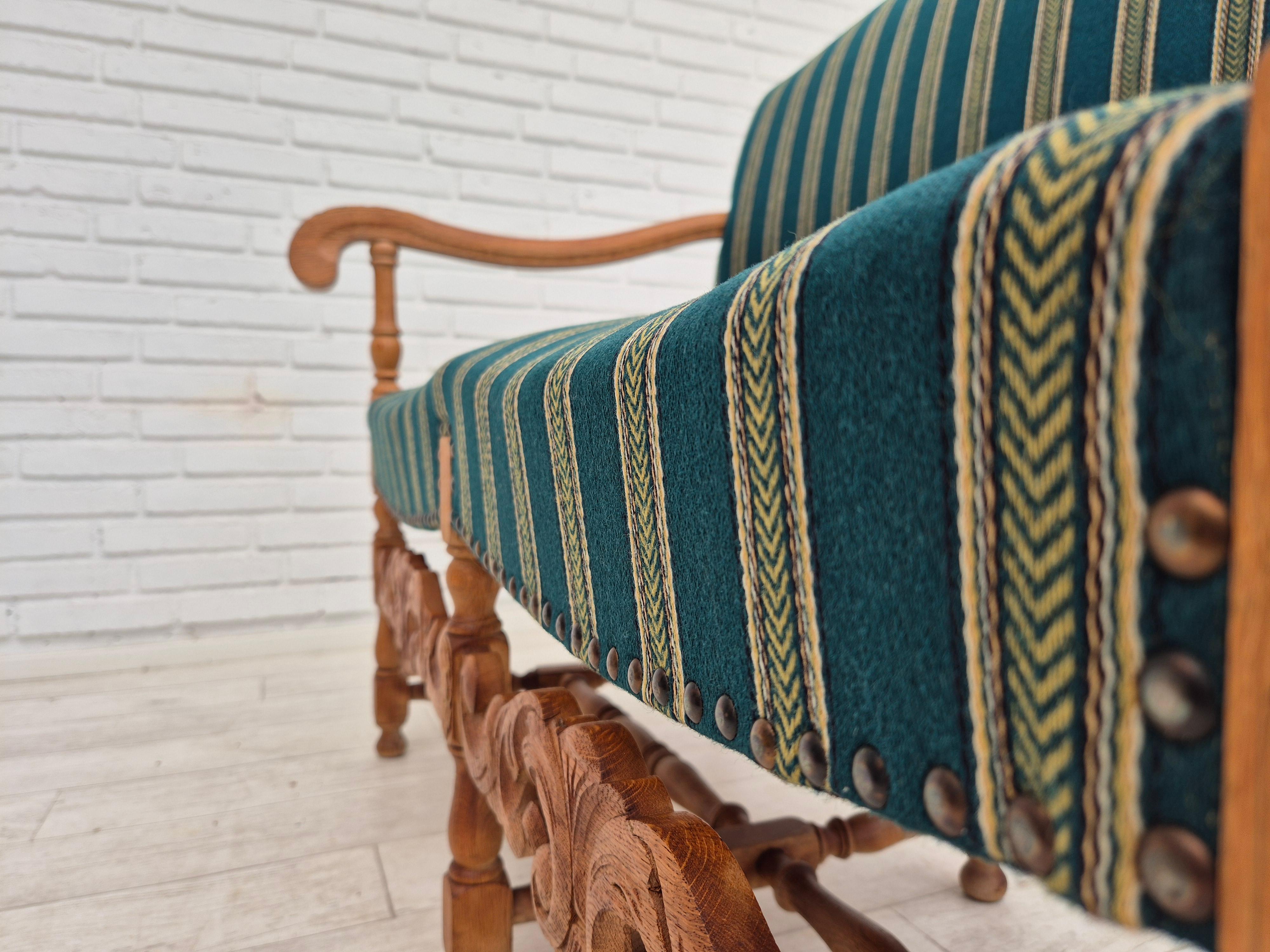 1960s, Danish 2 seater sofa, original condition, furniture wool fabric, oak. en vente 8