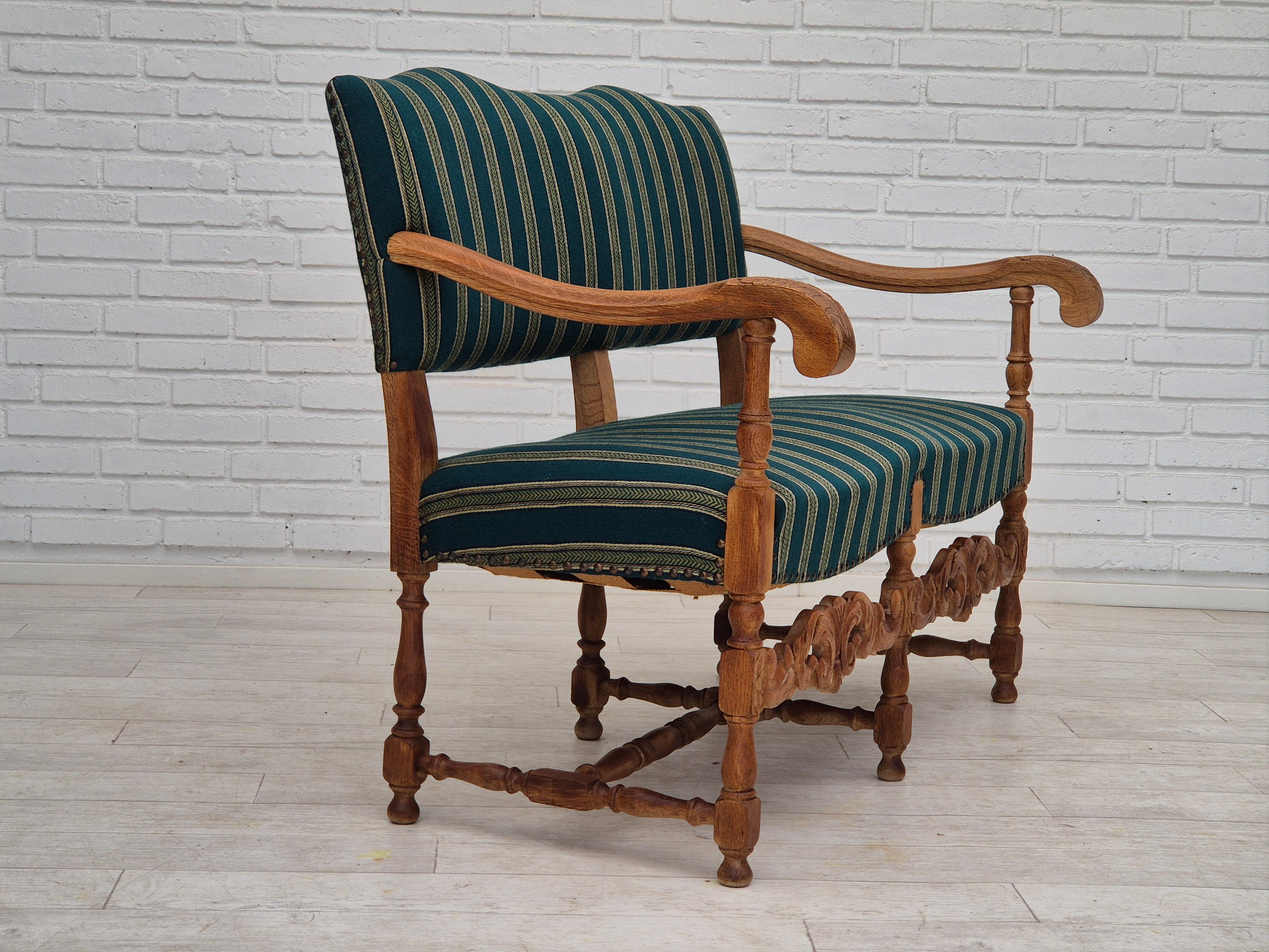 1960s, Danish 2 seater sofa, original condition, furniture wool fabric, oak. en vente 9