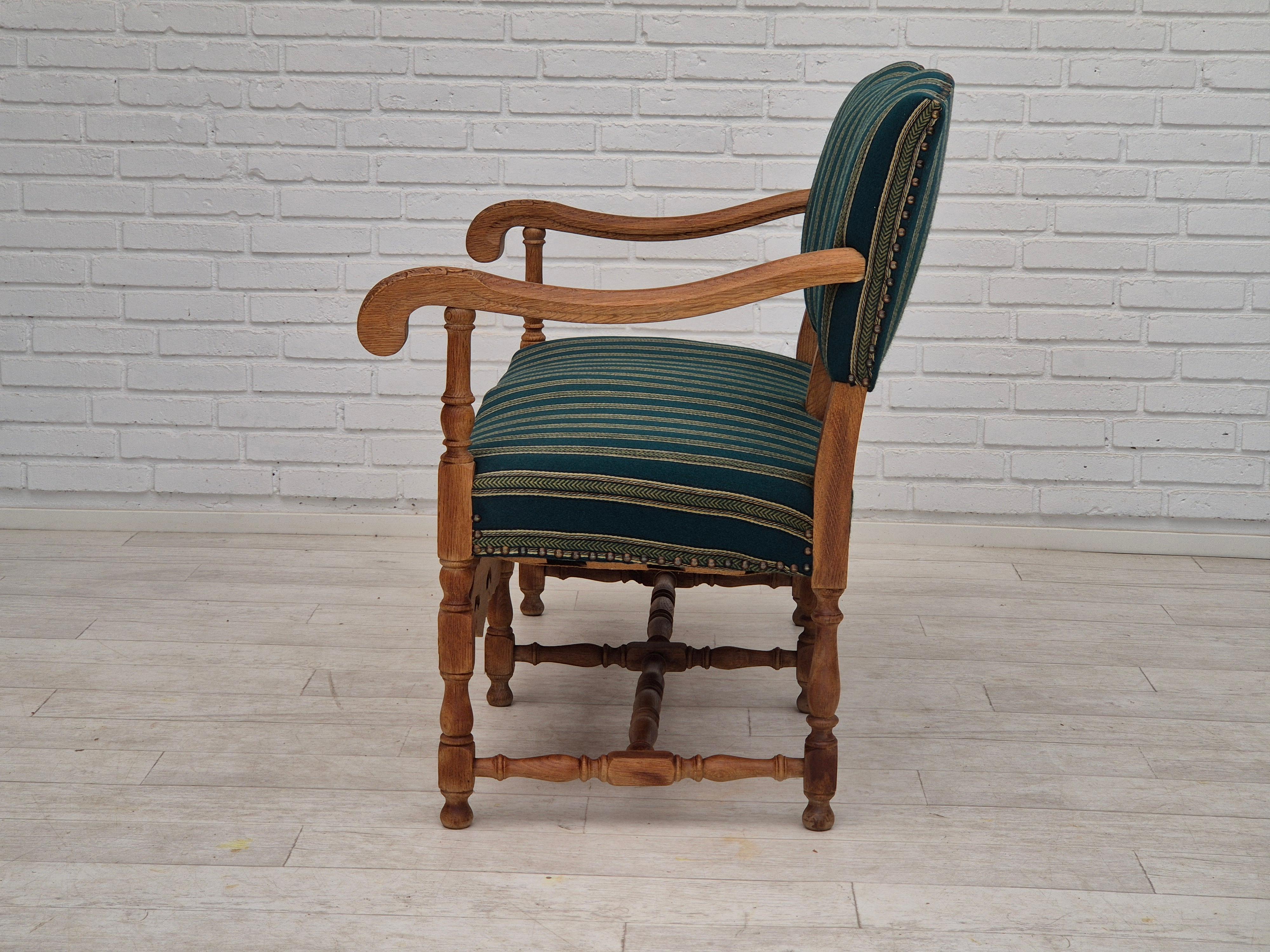 1960s, Danish 2 seater sofa, original condition, furniture wool fabric, oak. en vente 10