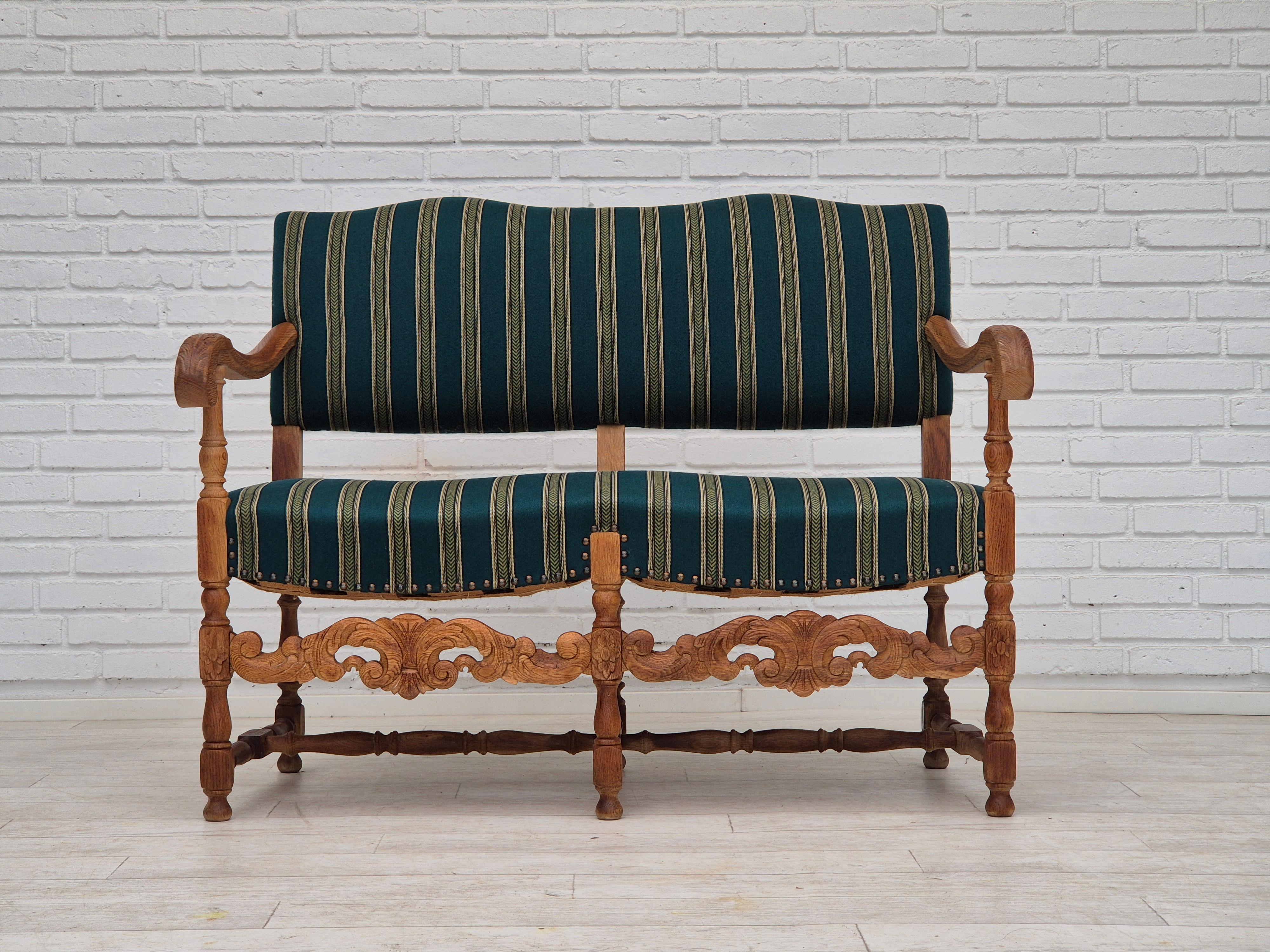 Canapé danois 2 places des années 1960 en très bon état d'origine : pas d'odeurs, pas de taches, construction stable. Meuble de qualité originale en tissu de laine, bois de chêne massif, ressorts en laiton dans l'assise. Le canapé a été vérifié par