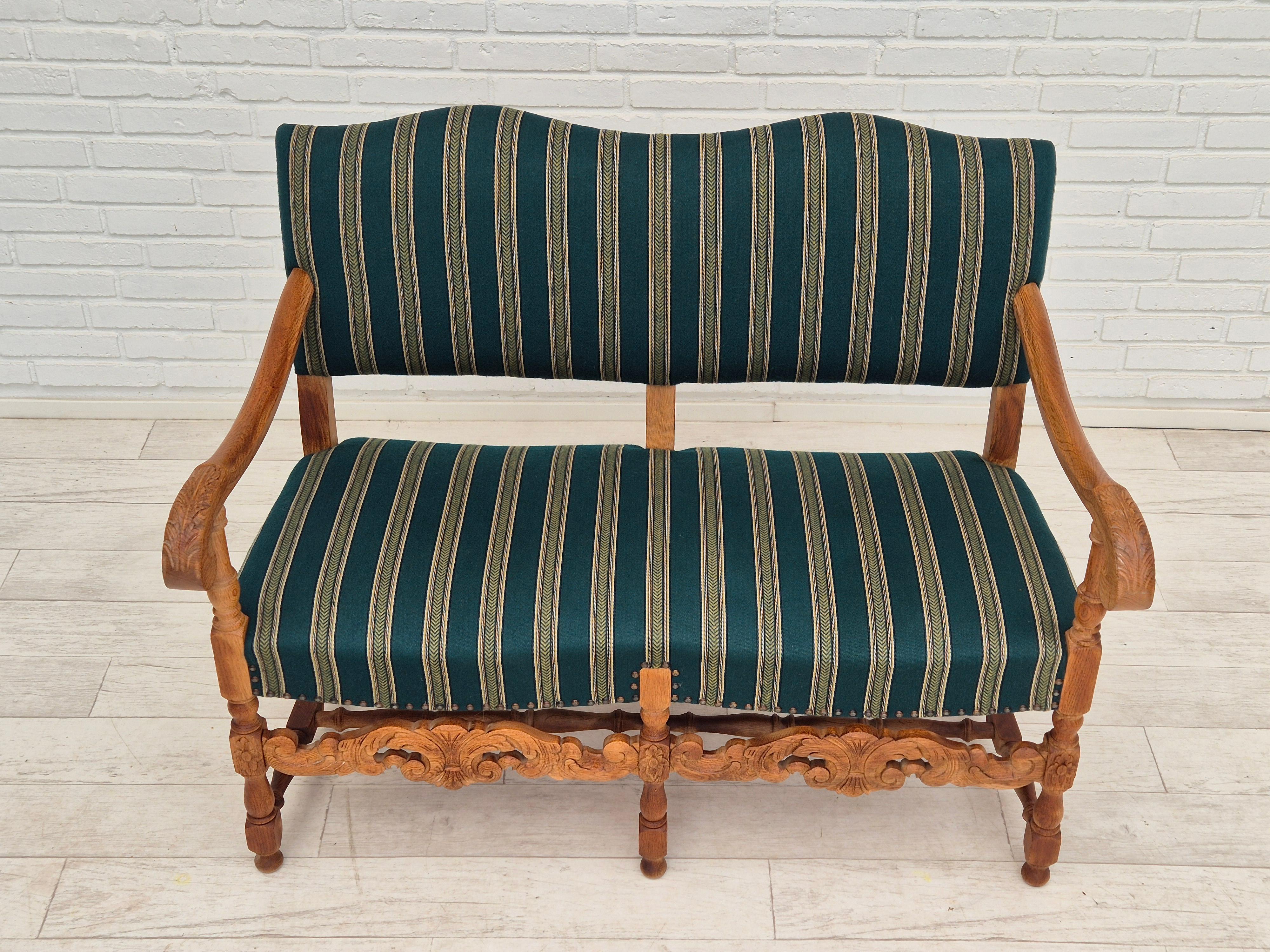 Scandinave moderne 1960s, Danish 2 seater sofa, original condition, furniture wool fabric, oak. en vente