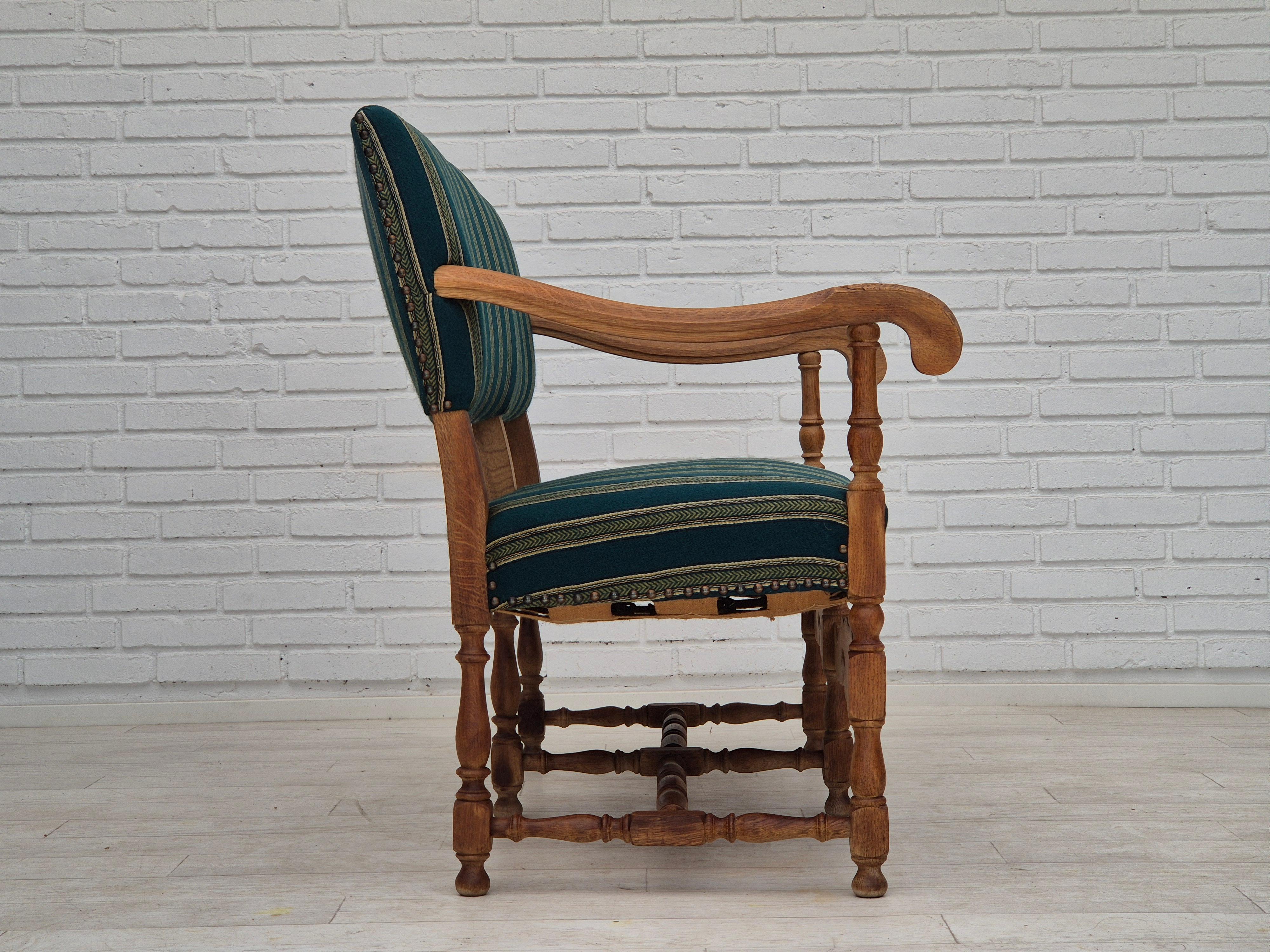 Danois 1960s, Danish 2 seater sofa, original condition, furniture wool fabric, oak. en vente