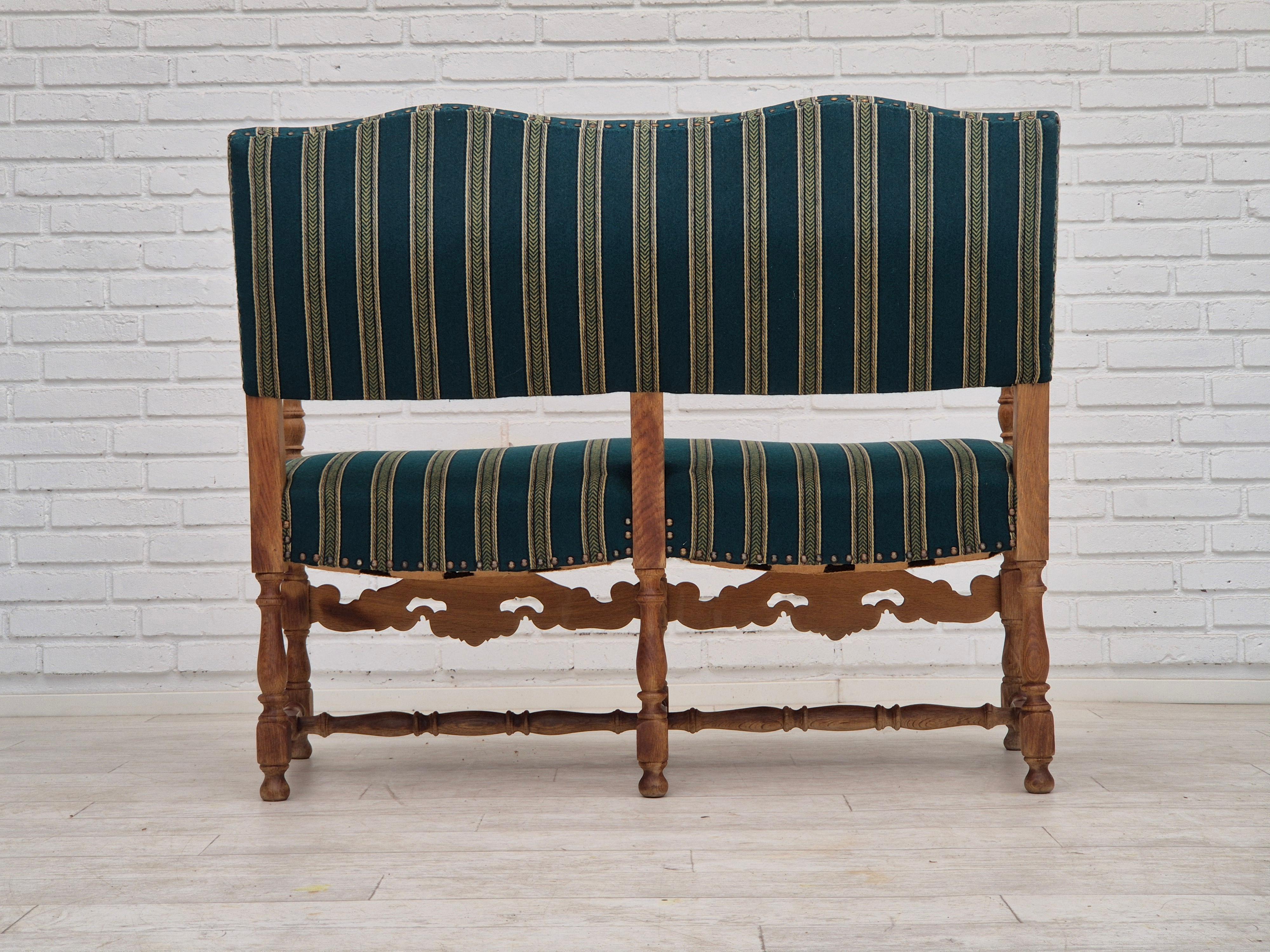 1960s, Danish 2 seater sofa, original condition, furniture wool fabric, oak. Bon état - En vente à Tarm, 82