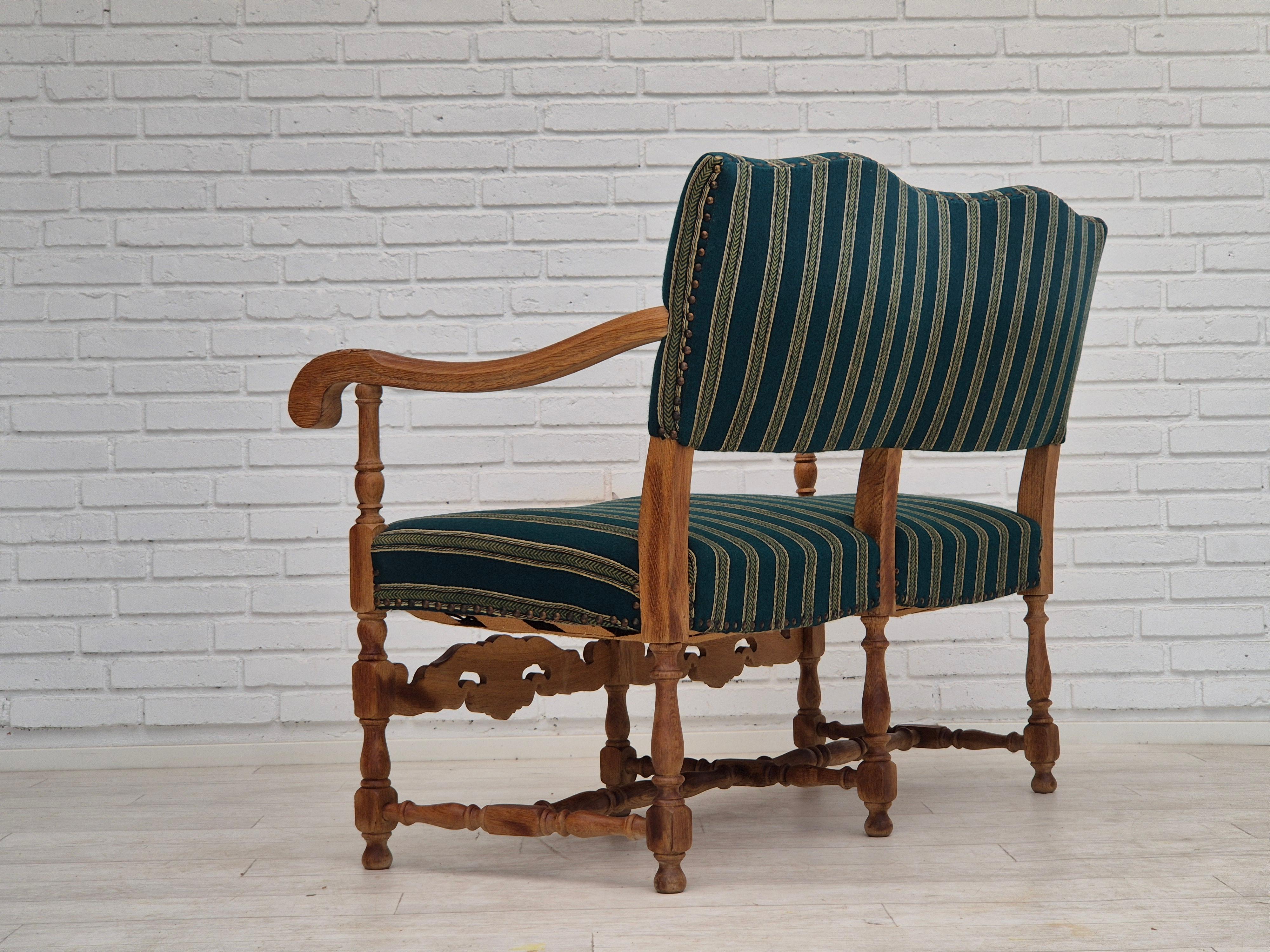 Milieu du XXe siècle 1960s, Danish 2 seater sofa, original condition, furniture wool fabric, oak. en vente