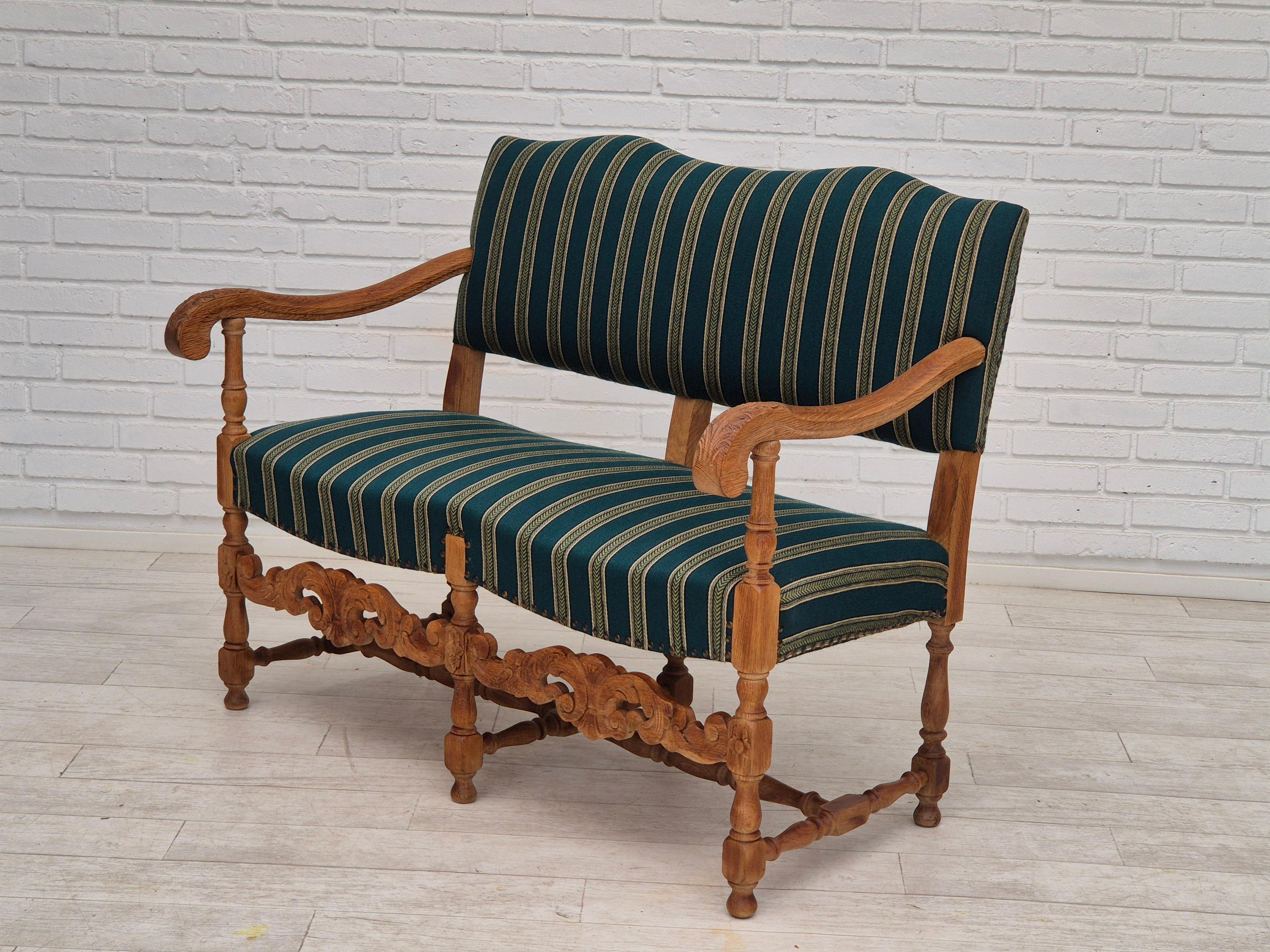 1960s, Danish 2 seater sofa, original condition, furniture wool fabric, oak. en vente 2