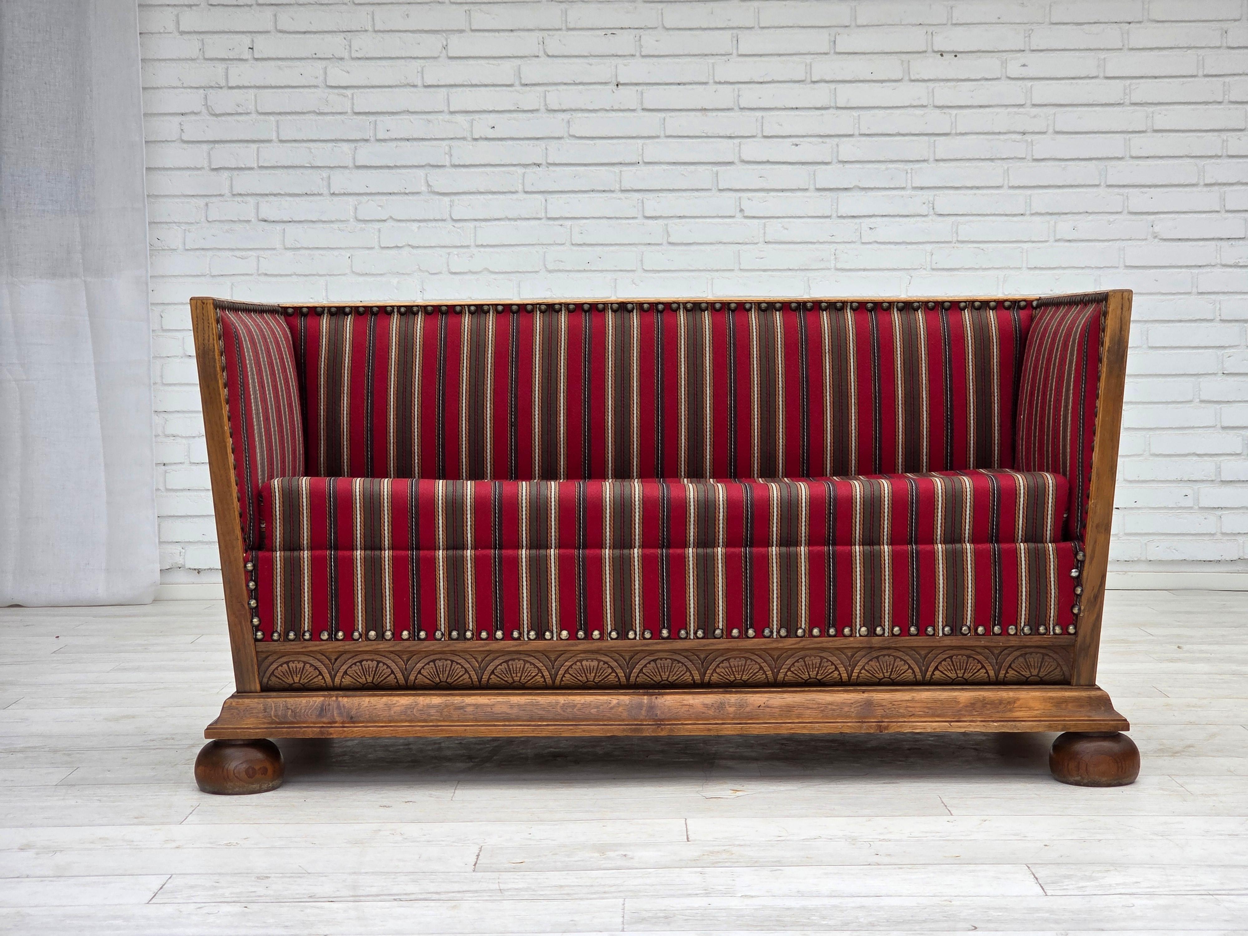 Años 60, sofá danés de 2 plazas. Muy buen estado original: sin olores, sin manchas y construcción estable. Mueble de lana roja, madera de roble, muelles en el cojín del asiento. Fabricado por un fabricante de muebles danés en 1955-60. Artesanía