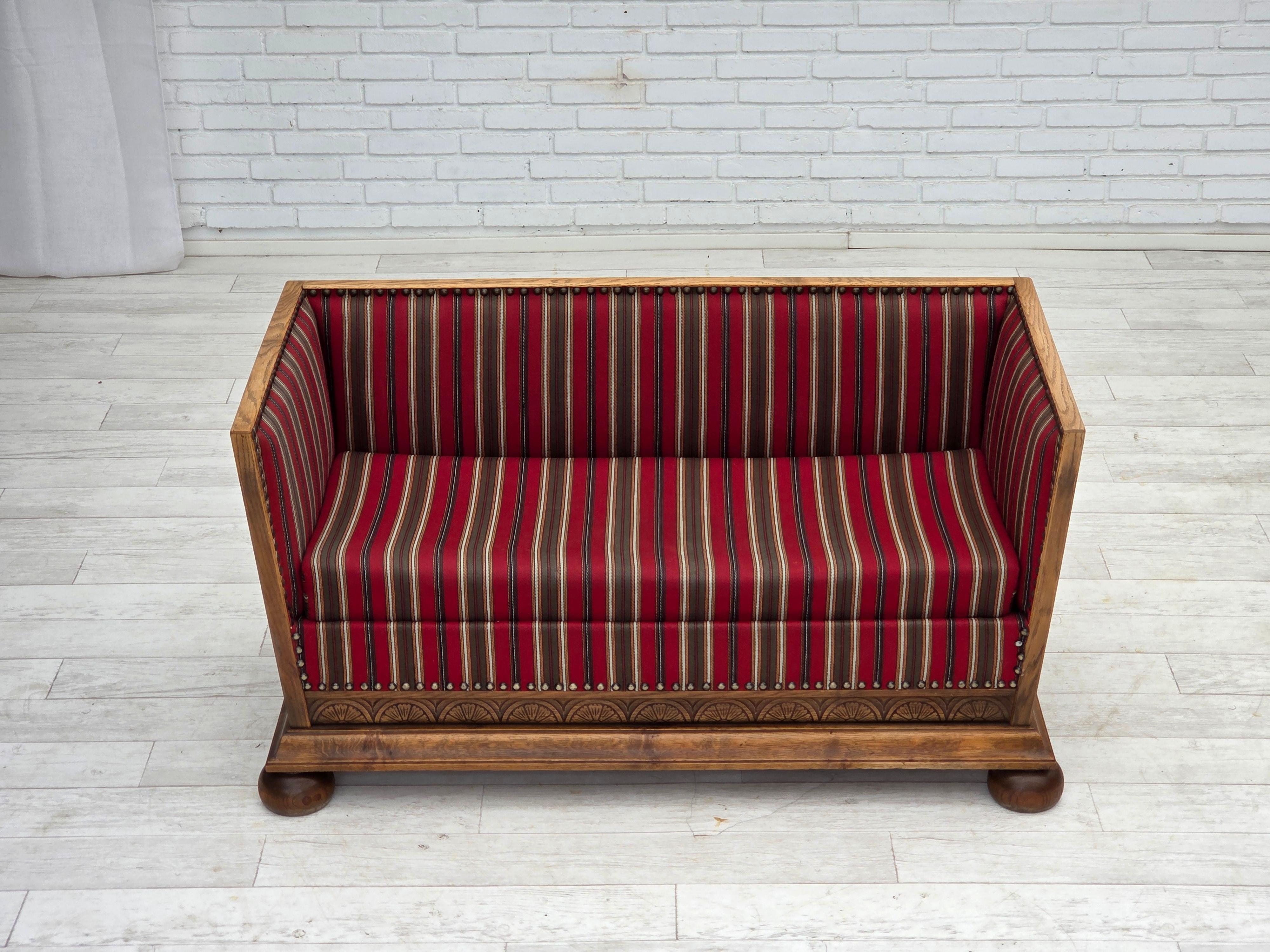 Años 60, sofá danés de 2 plazas, estado original, muebles de lana, madera de roble. Escandinavo moderno en venta