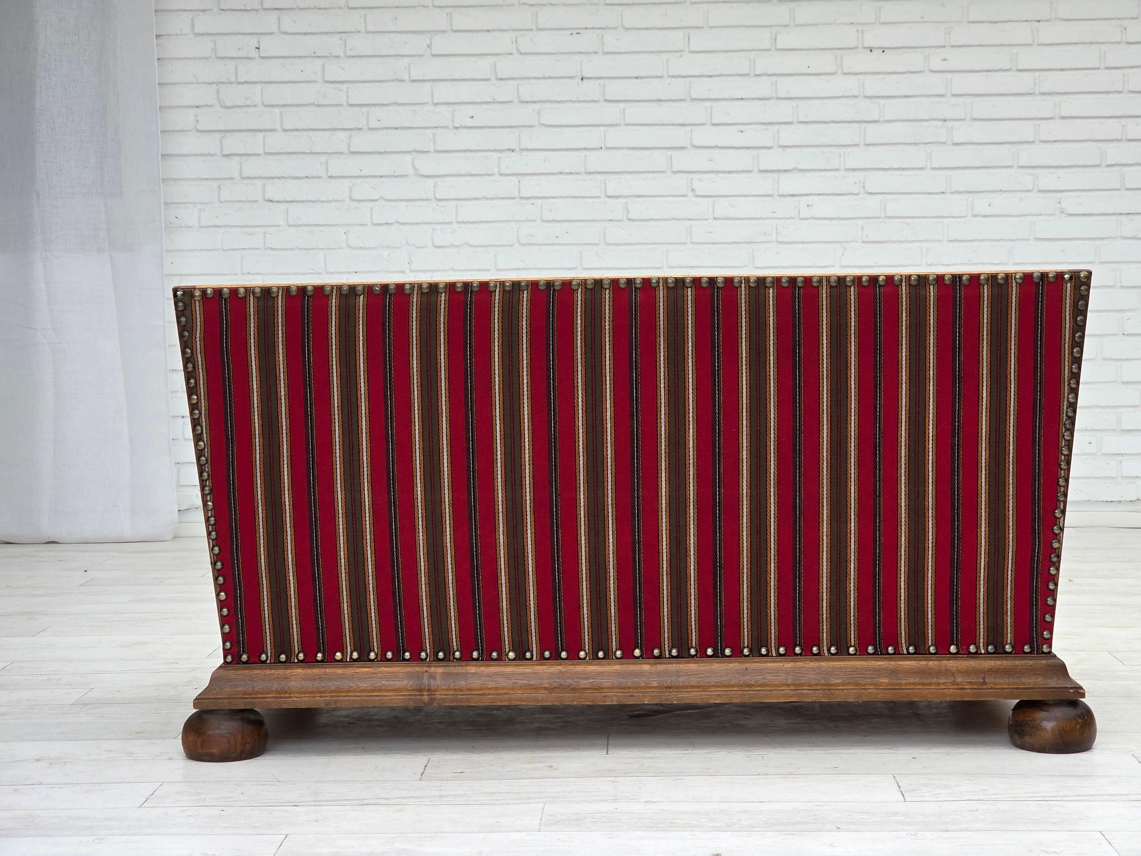 Años 60, sofá danés de 2 plazas, estado original, muebles de lana, madera de roble. mediados del siglo XX en venta