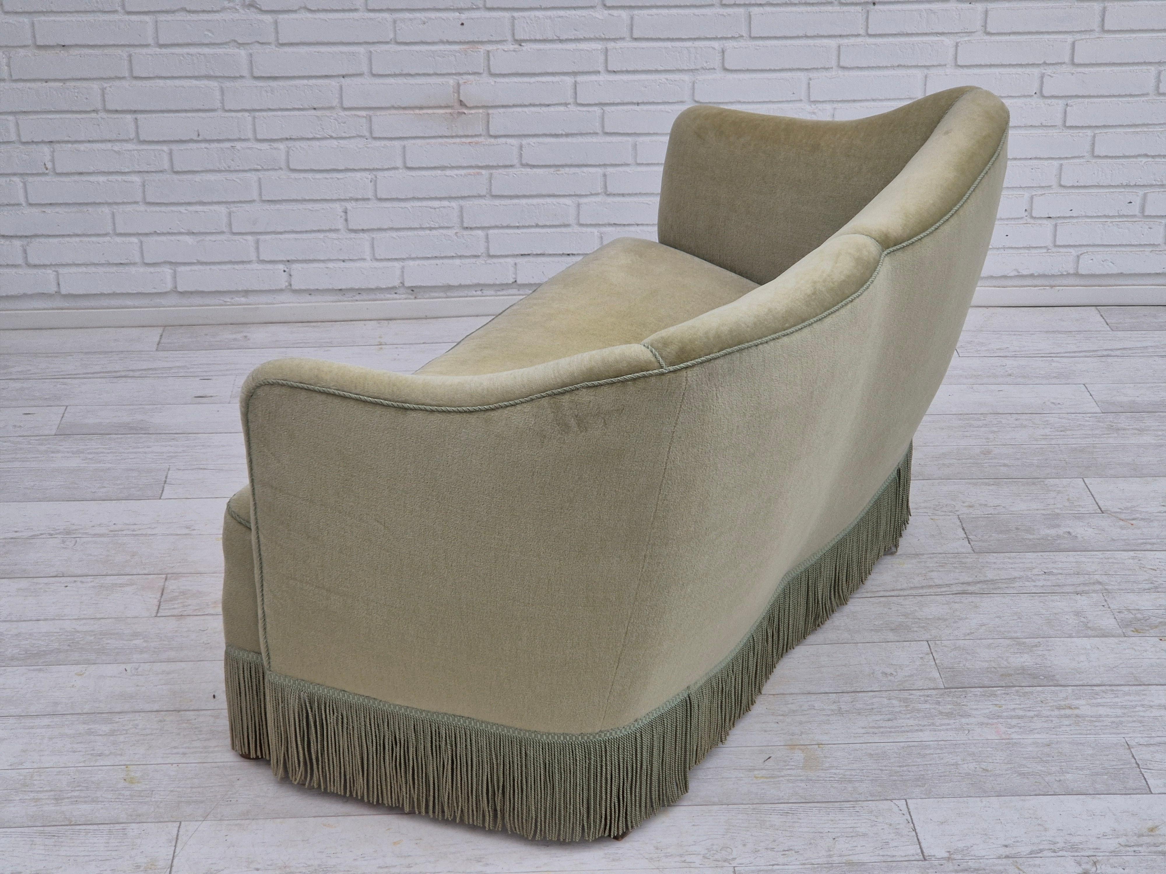 Années 1960, canapé danois à 2 places, état original, velours de meuble vert. en vente 7