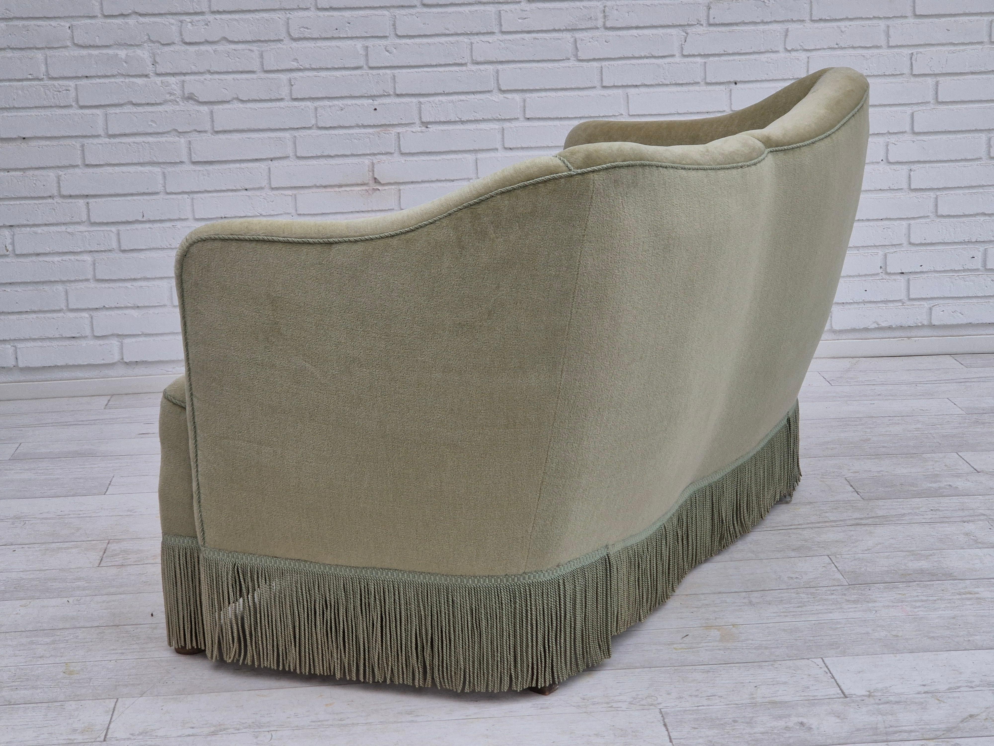 Années 1960, canapé danois à 2 places, état original, velours de meuble vert. en vente 8