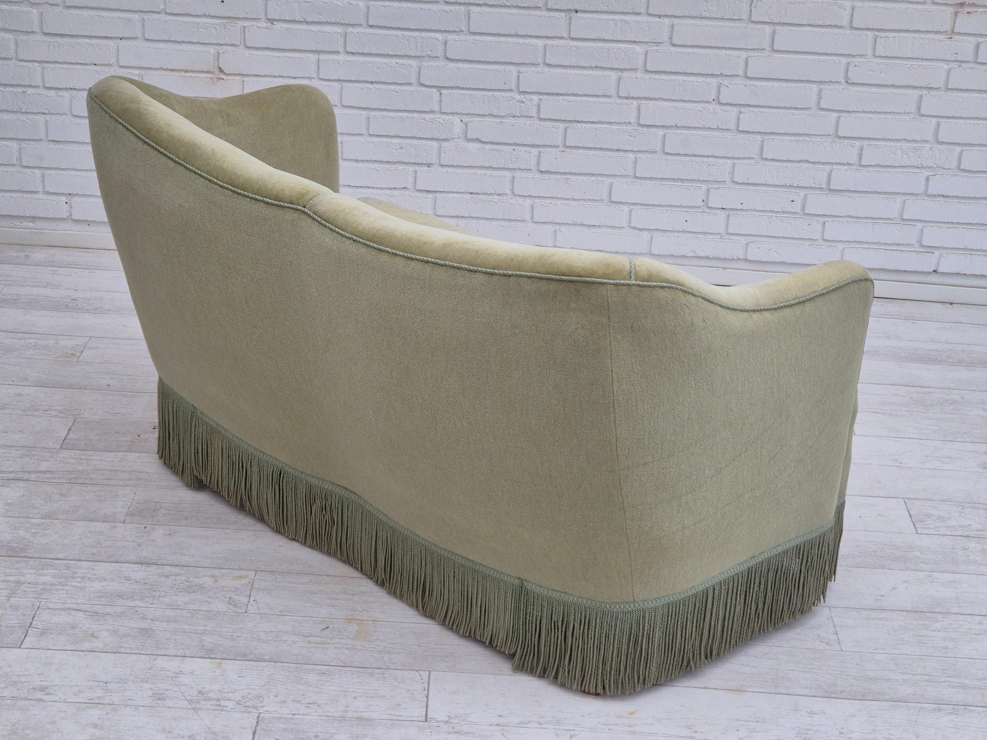 Années 1960, canapé danois à 2 places, état original, velours de meuble vert. en vente 9