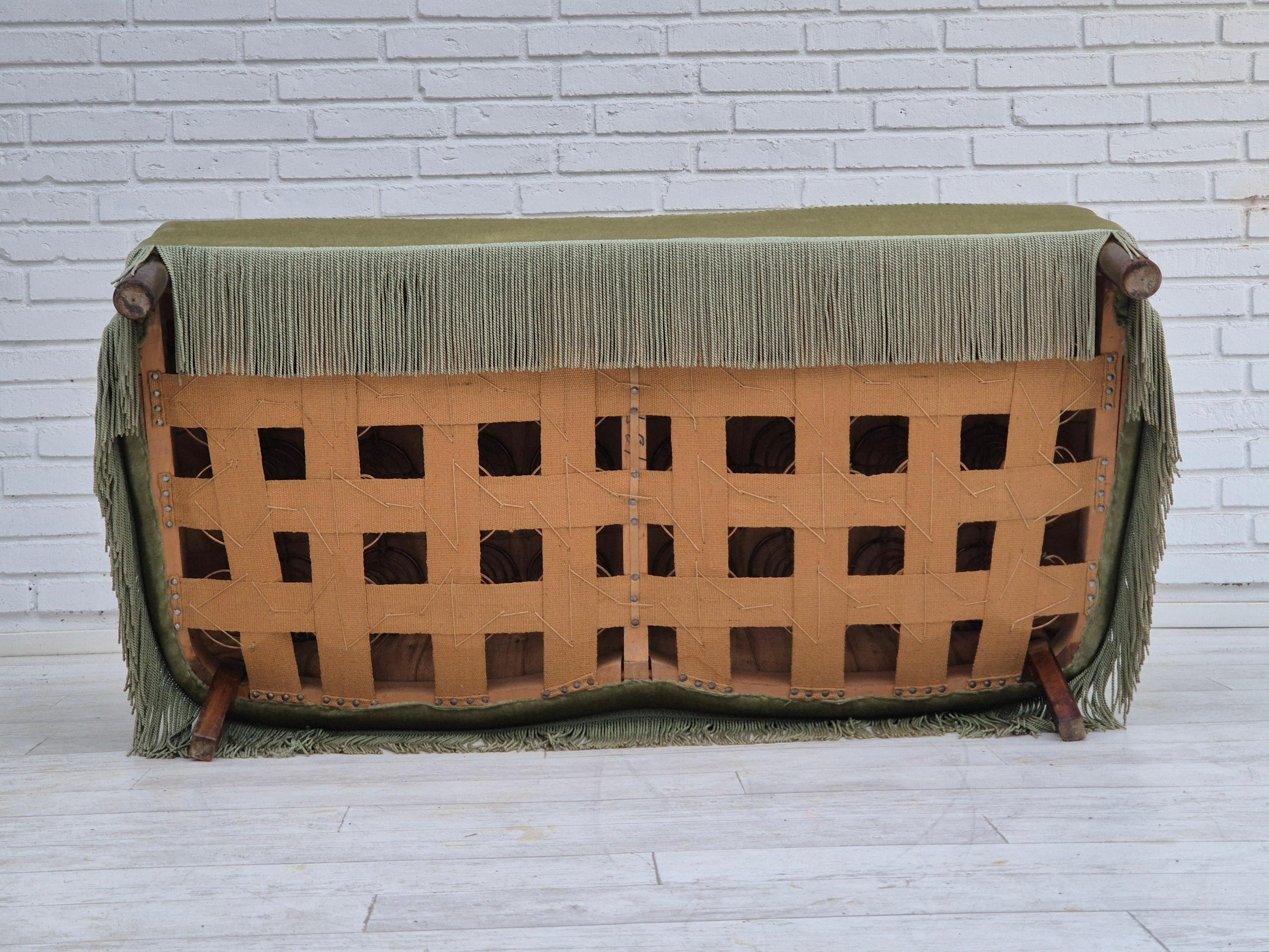 Années 1960, canapé danois à 2 places, état original, velours de meuble vert. en vente 11
