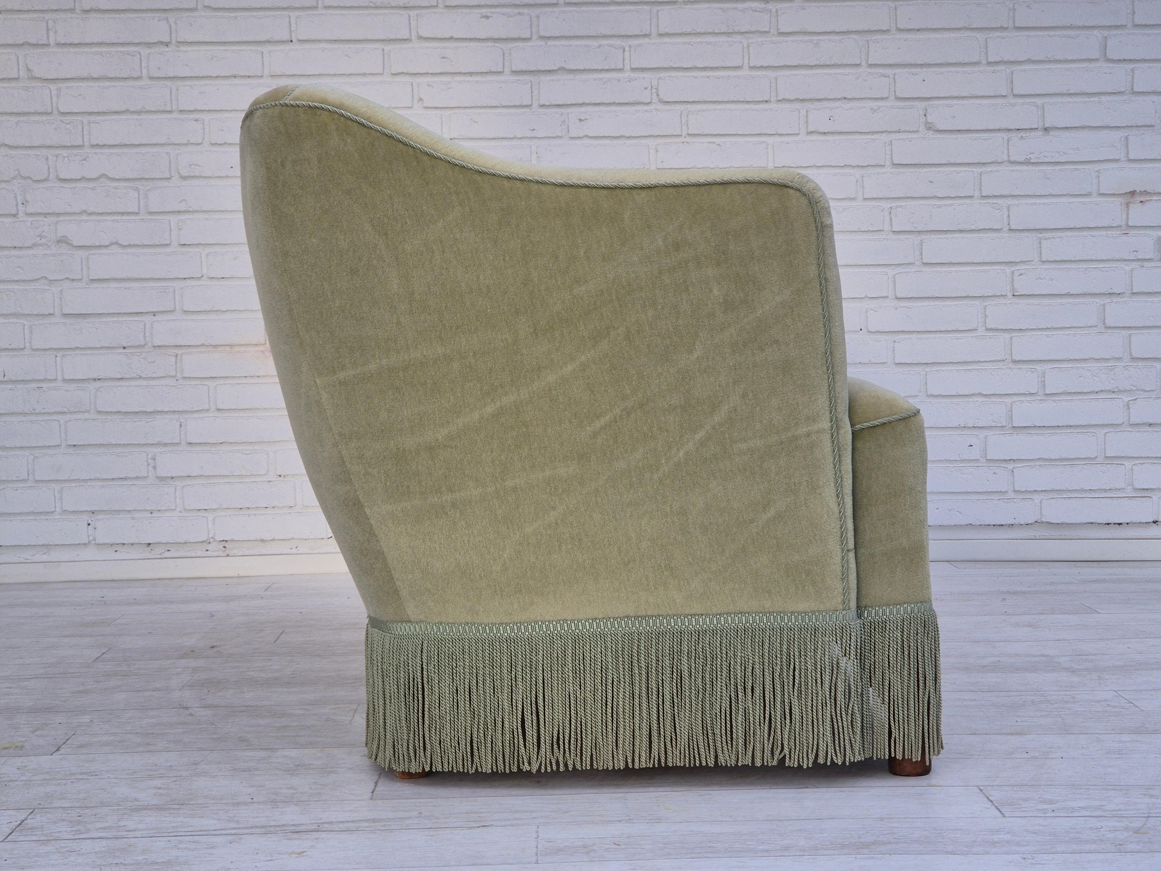 Canapé danois 2 places des années 1960 en très bon état d'origine : pas d'odeurs, pas de taches, et construction stable. Velours d'ameublement vert clair, pieds en bois de frêne, ressorts en laiton dans l'assise. Fabriqué par un fabricant de meubles