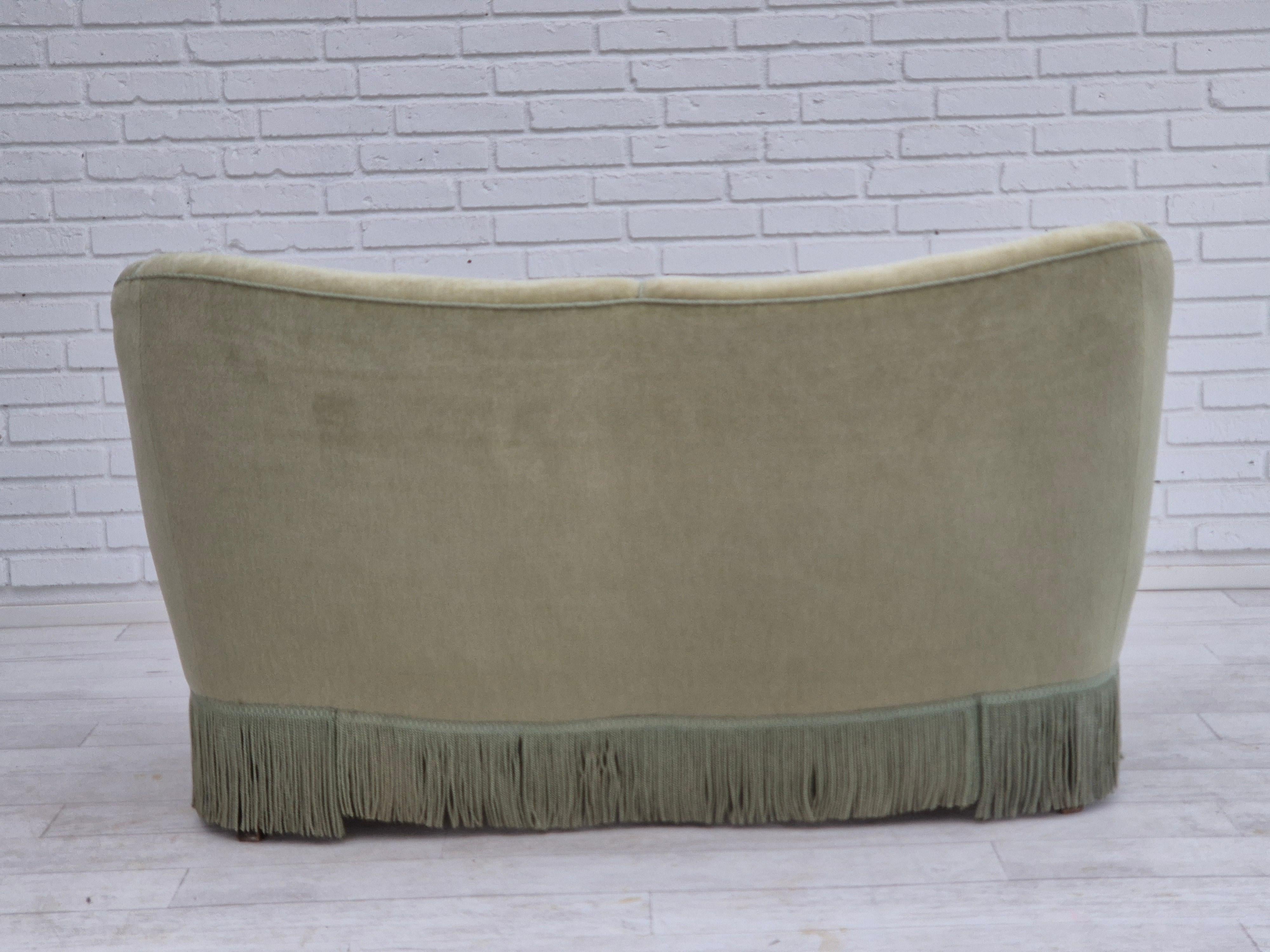 Scandinave moderne Années 1960, canapé danois à 2 places, état original, velours de meuble vert. en vente