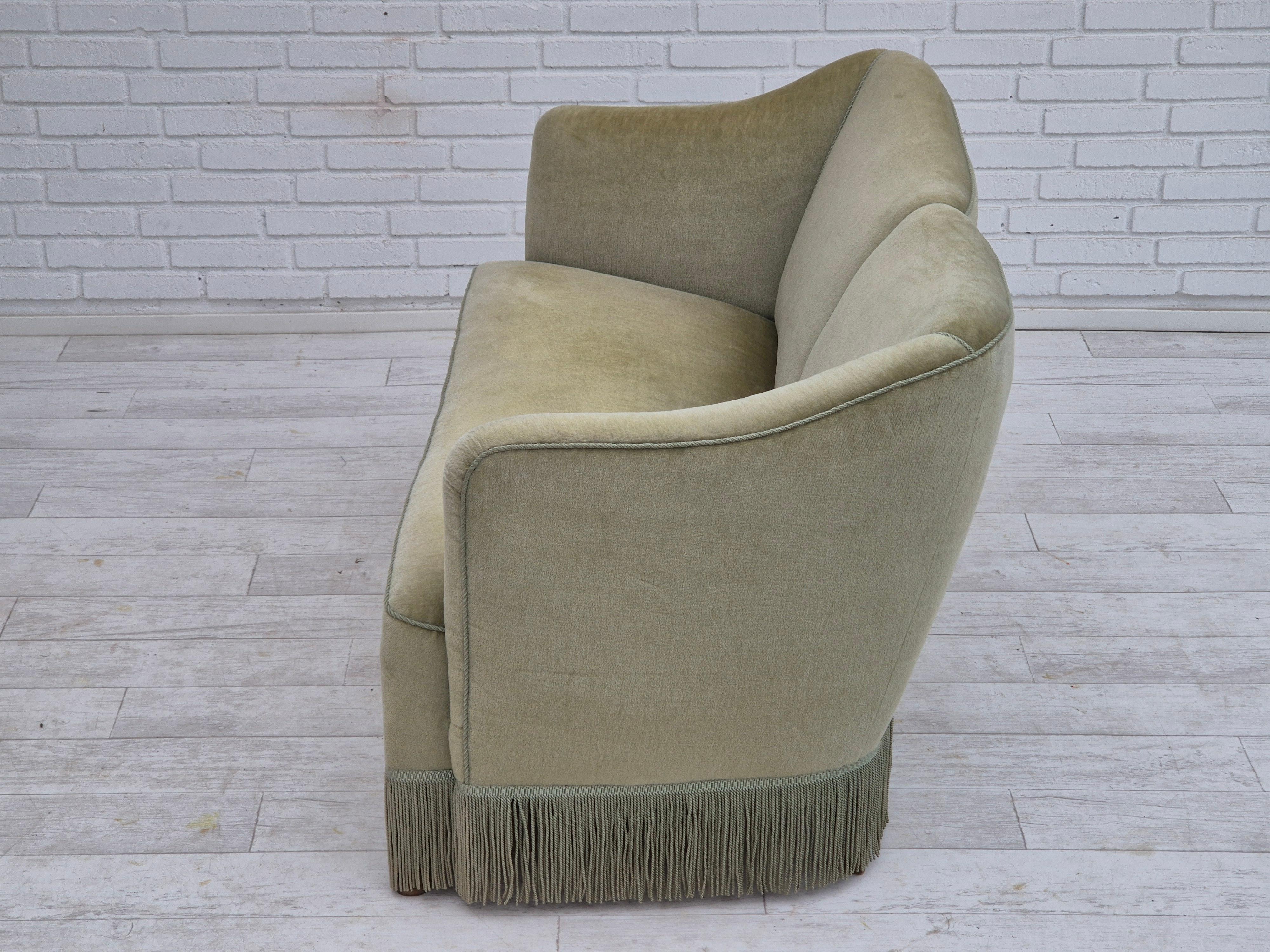 Danois Années 1960, canapé danois à 2 places, état original, velours de meuble vert. en vente