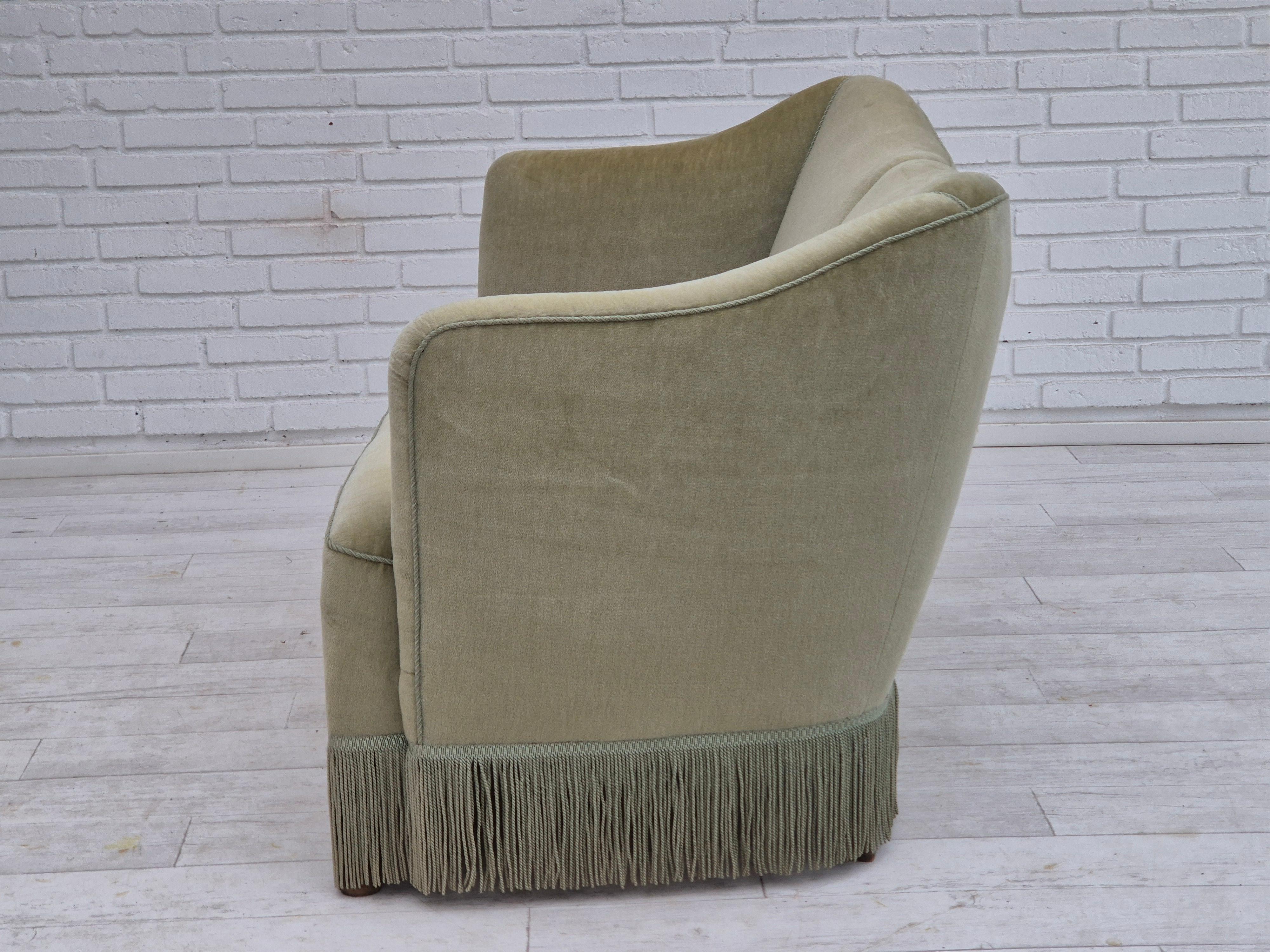 Années 1960, canapé danois à 2 places, état original, velours de meuble vert. Bon état - En vente à Tarm, 82